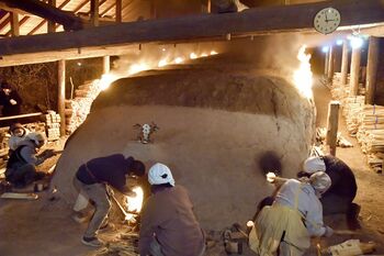 窯から吹き出す炎、力強く 益子の「かさましこ登り窯プロジェクト」 4