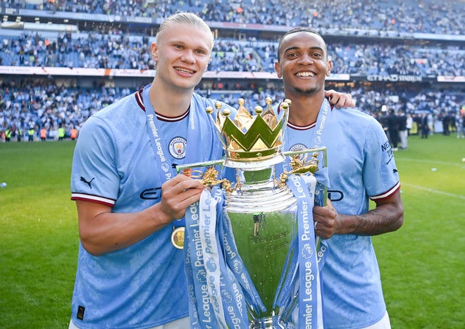 PHOTO】マンチェスターシティがプレミアリーグ三連覇を達成！歓喜に