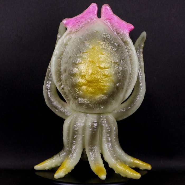 ブルマァクの傑作怪獣ソフビのひとつ「ゲゾラ」が蓄光版となって新登場