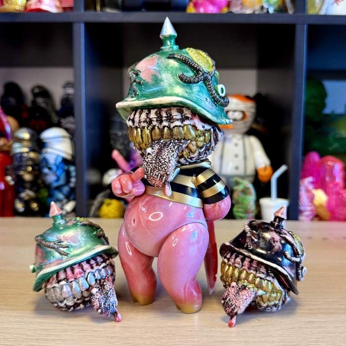 BlackBook ToyからFrank Kozik氏との「Hateball」が大小2サイズで出現