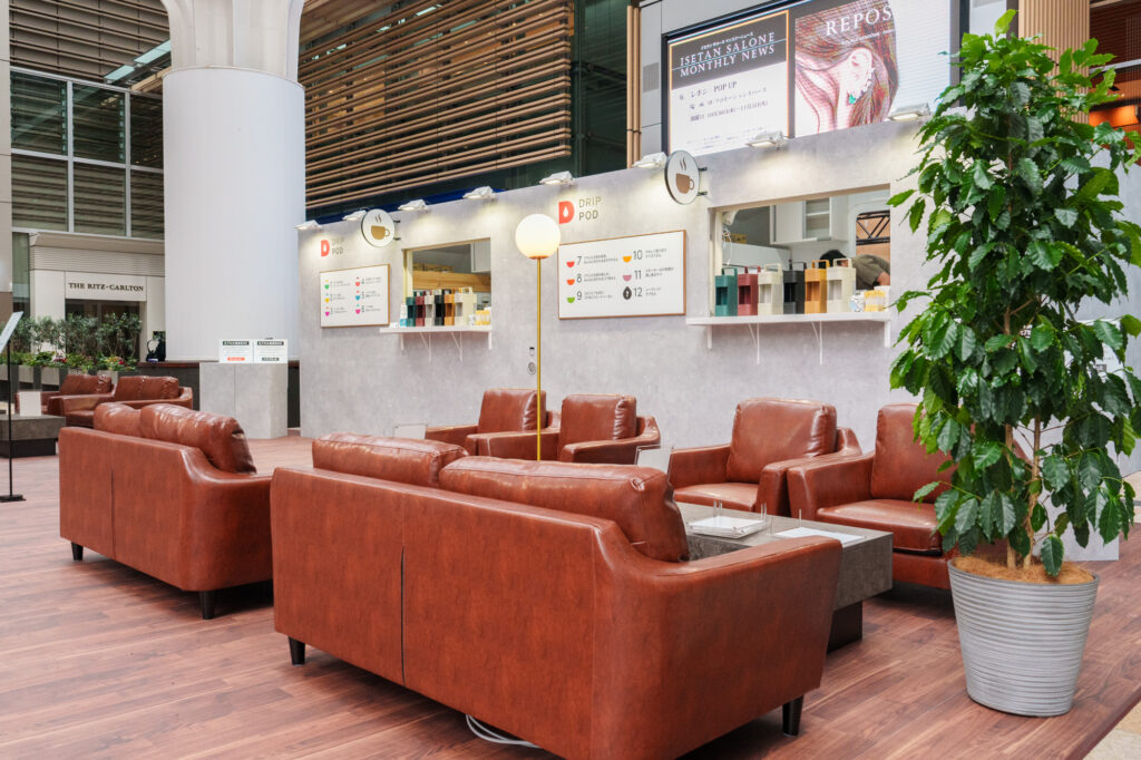 12種類のコーヒーを巨大ガチャで無料提供。「UCCカプセル珈琲店」に