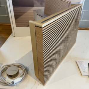 スピーカー・ウーファー Beosound Level Gold Tone Alu/Light Oak