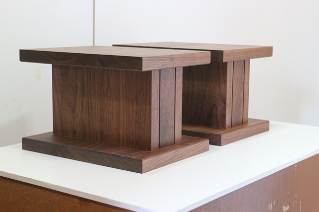 無垢材のスピーカースタンド