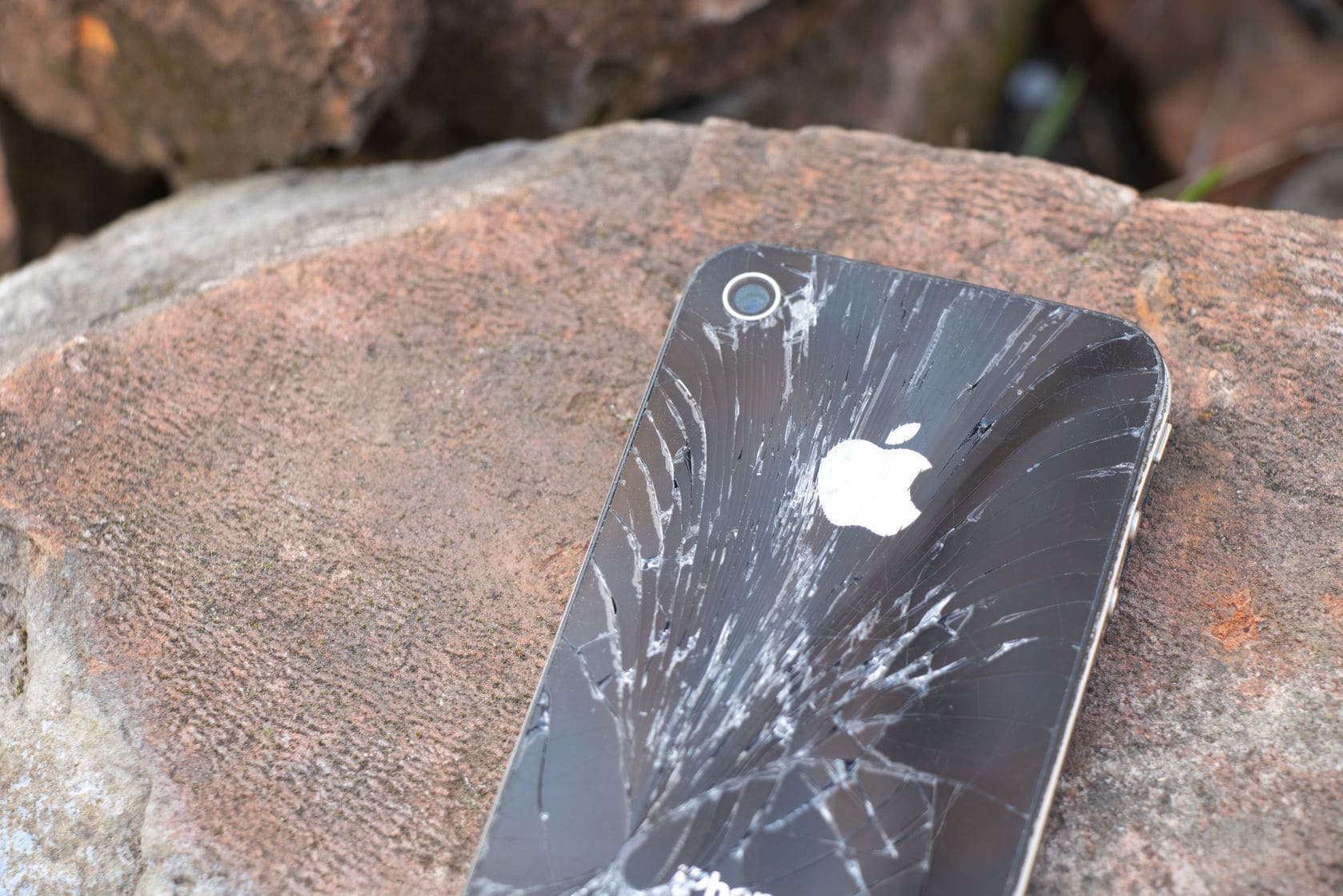 iphone11pro 背面のみ割れ有り電源・動作OK 公式 iPhone11Pro】 割れた