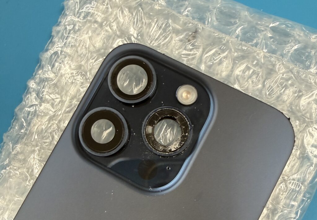 iPhone15 Pro】カメラレンズ割れ修理！背面分解でレンズのみ交換対応