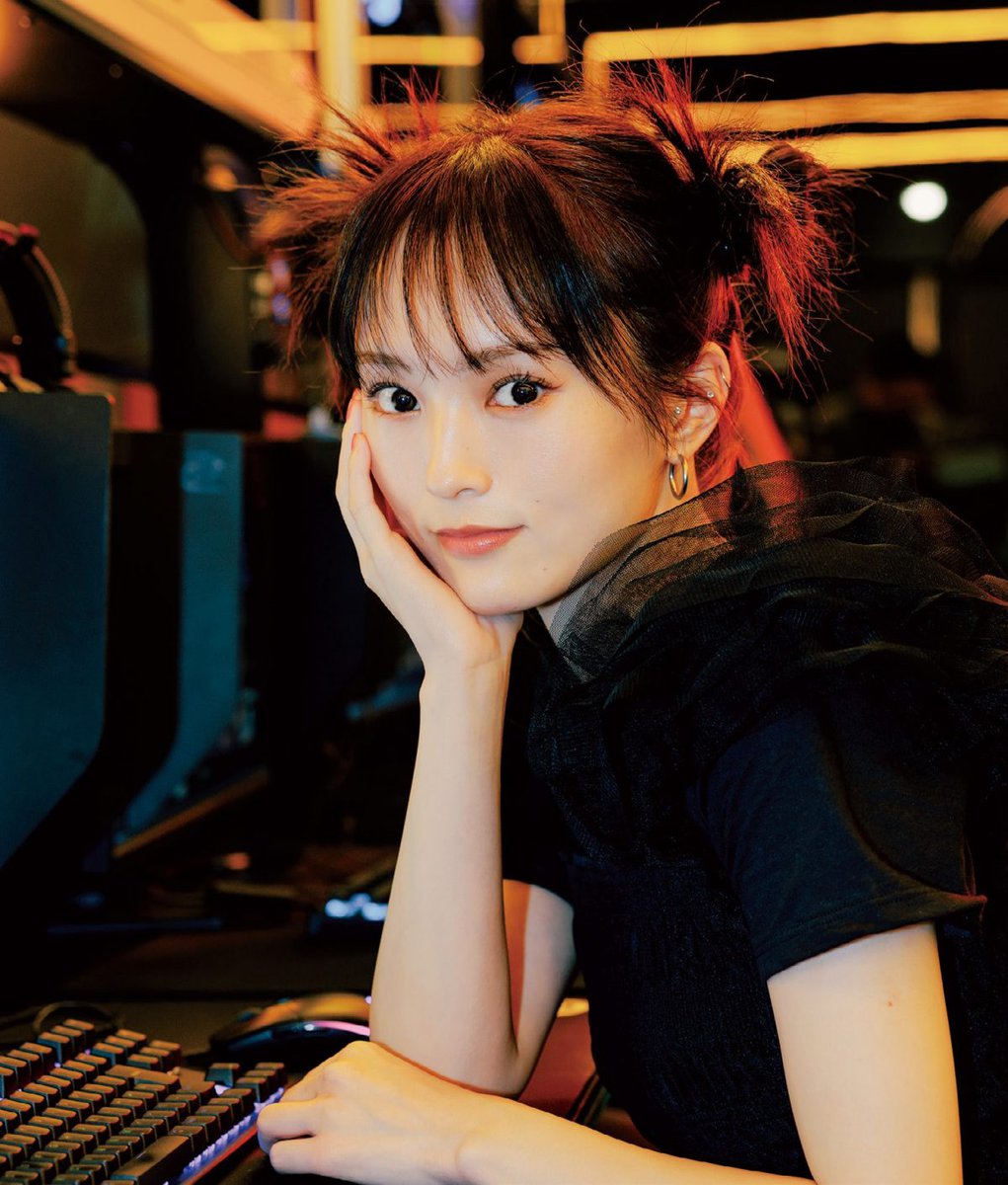 山本彩とApexなう♡ サイバーな雰囲気の“eスポーツカフェ”でさや姉が