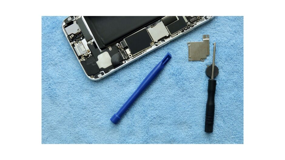 iPhone13は水没しても普通に使える？水没マークの確認方法と適切な対処