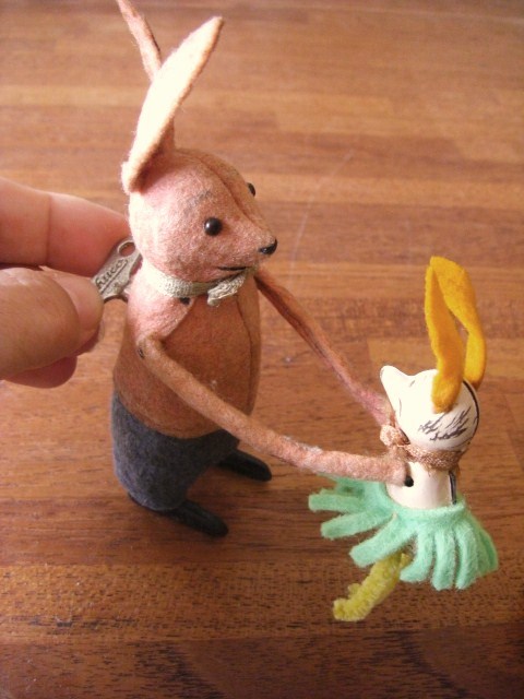 アンティーク シュコー 高い高いをするねじ巻きうさぎ - SNAP