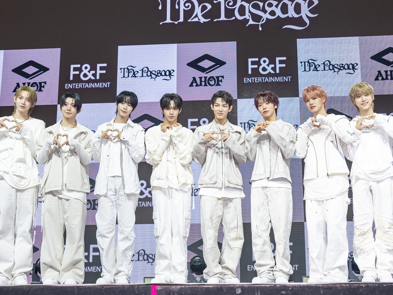 怪物新人”と話題のAHOF、公式ペンライト販売決定！グループの