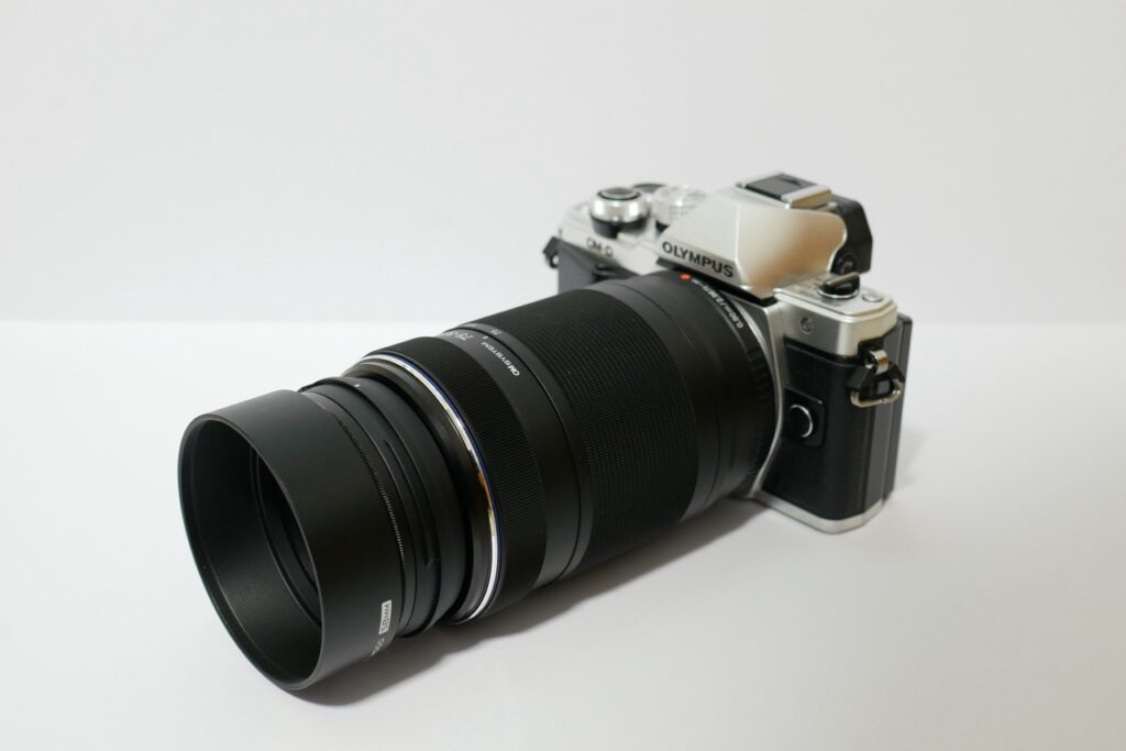 M.ZUIKO DIGITAL ED 75-300mm F4.8-6.7 IIにはレンズフードがついて