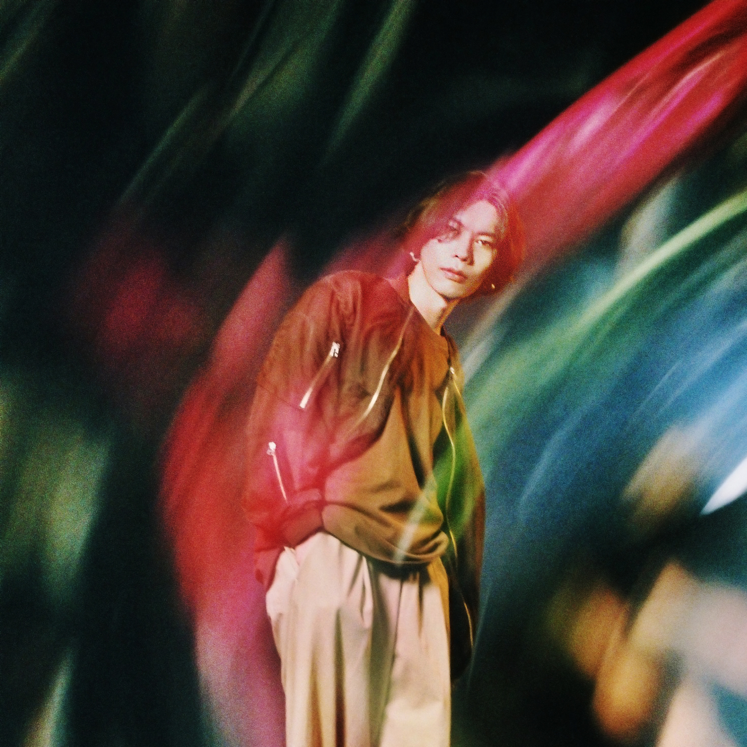 米津玄師が「ジョージア」の新TVCMに出演 渋谷には巨大ポスター