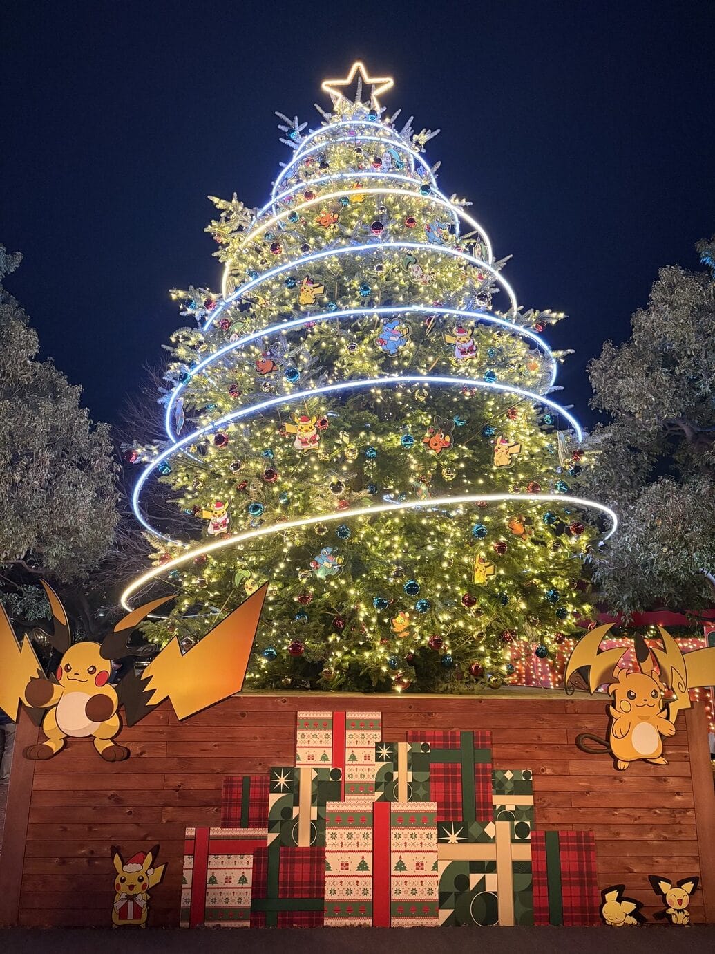 ポケモン】サンタ姿のピカチュウが可愛すぎ♡ 横浜クリスマス
