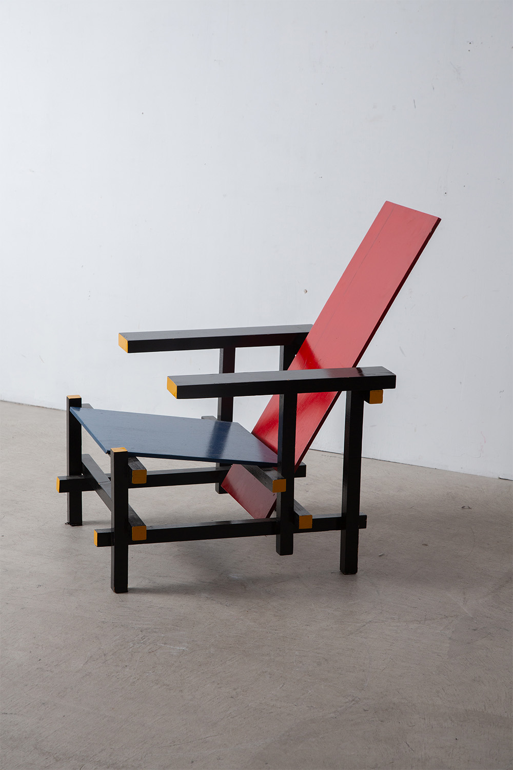stoop | Red and Blue Chair Attribute to Gerrit Thomas Rietveld in Wood