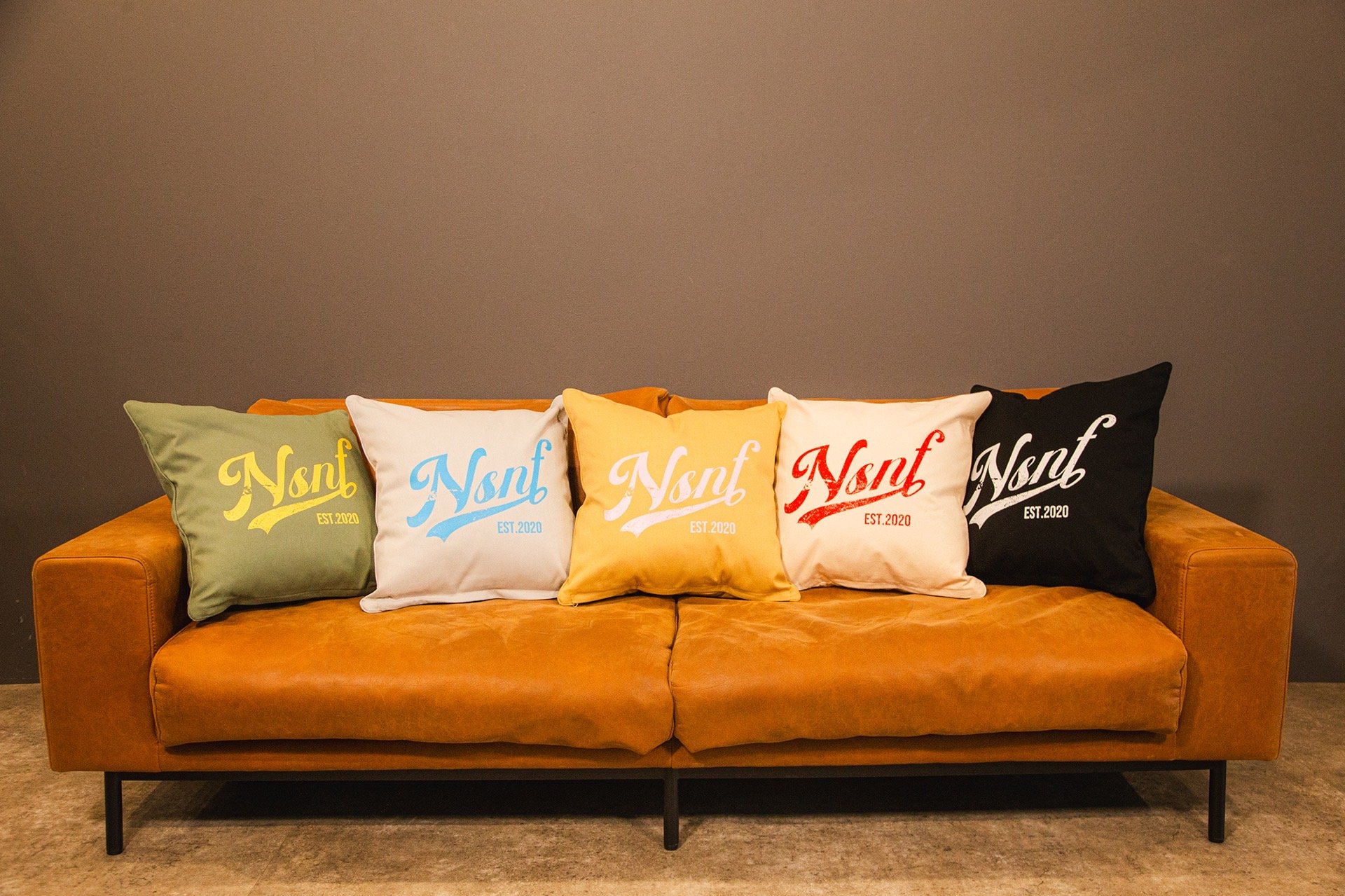 Gulf サイン付きクッション