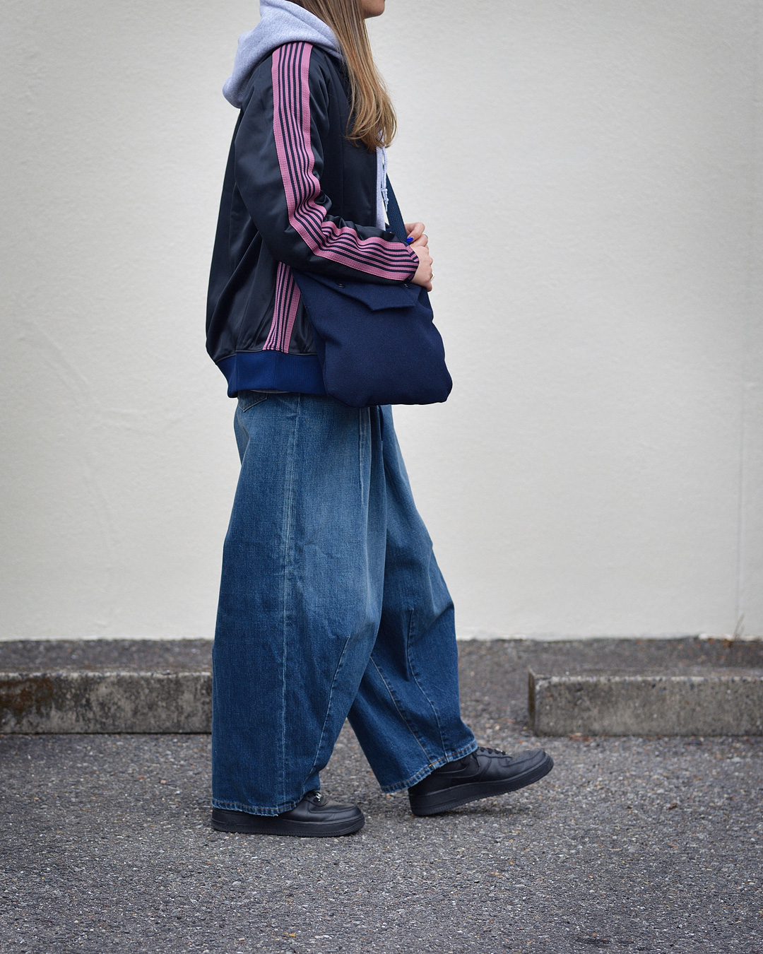 個性的なNeedles・ヒザデルパンツ、そのバリエーションやサイズ感は