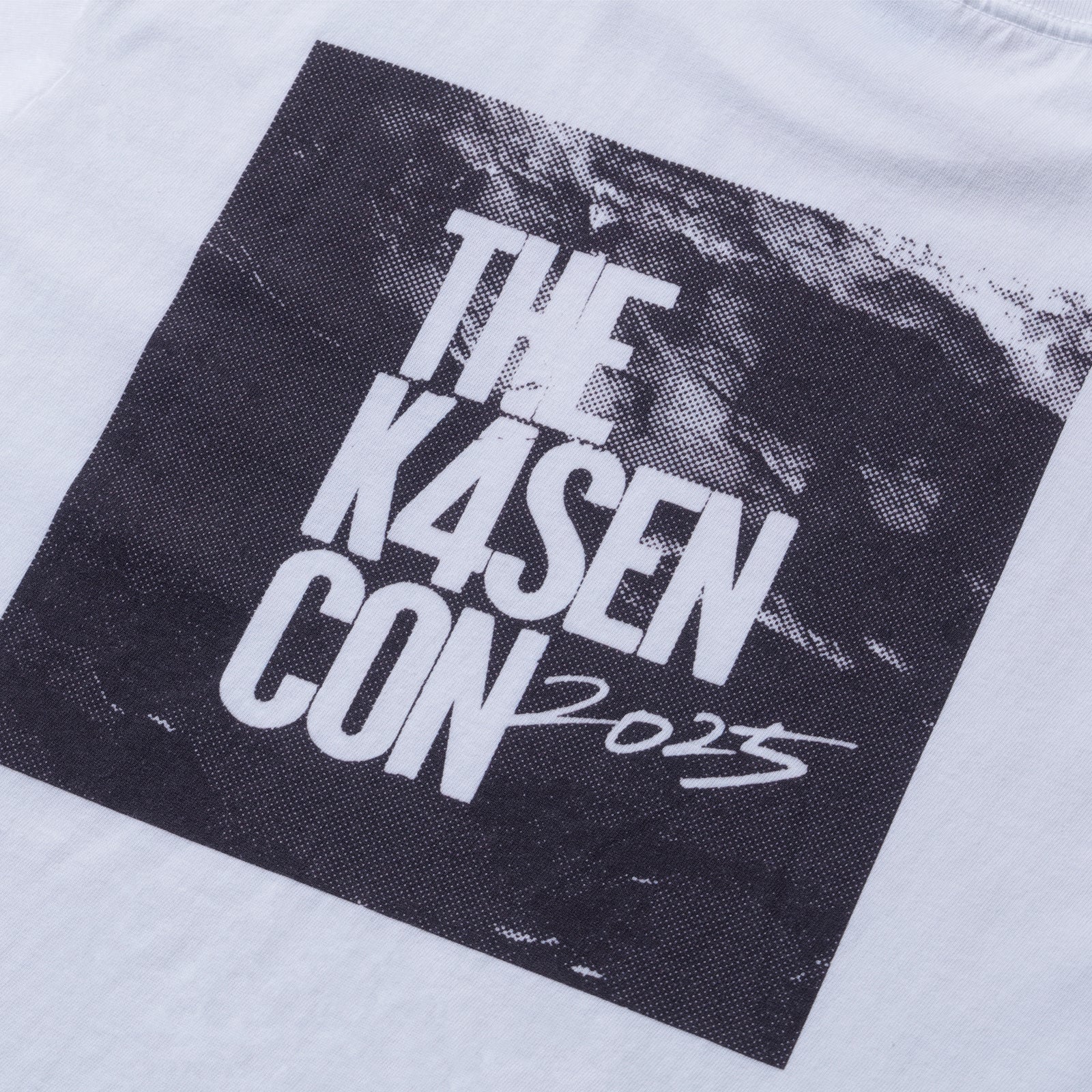 The k4sen con 2025 LOGO TEE / WHITE – ZETA DIVISION STORE