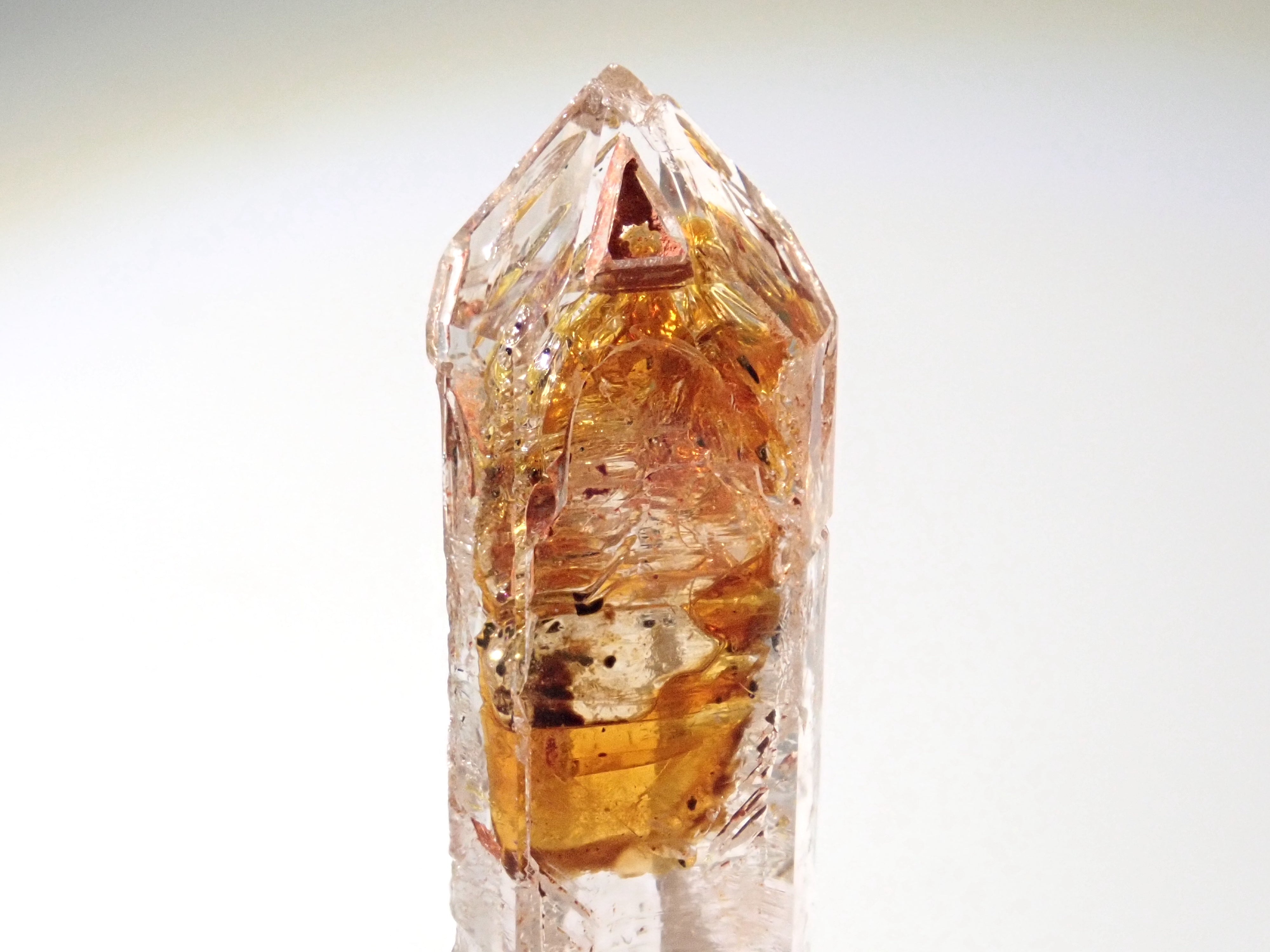 マダガスカル産オイルインクォーツ1石ルース（近年発見の新しい産地