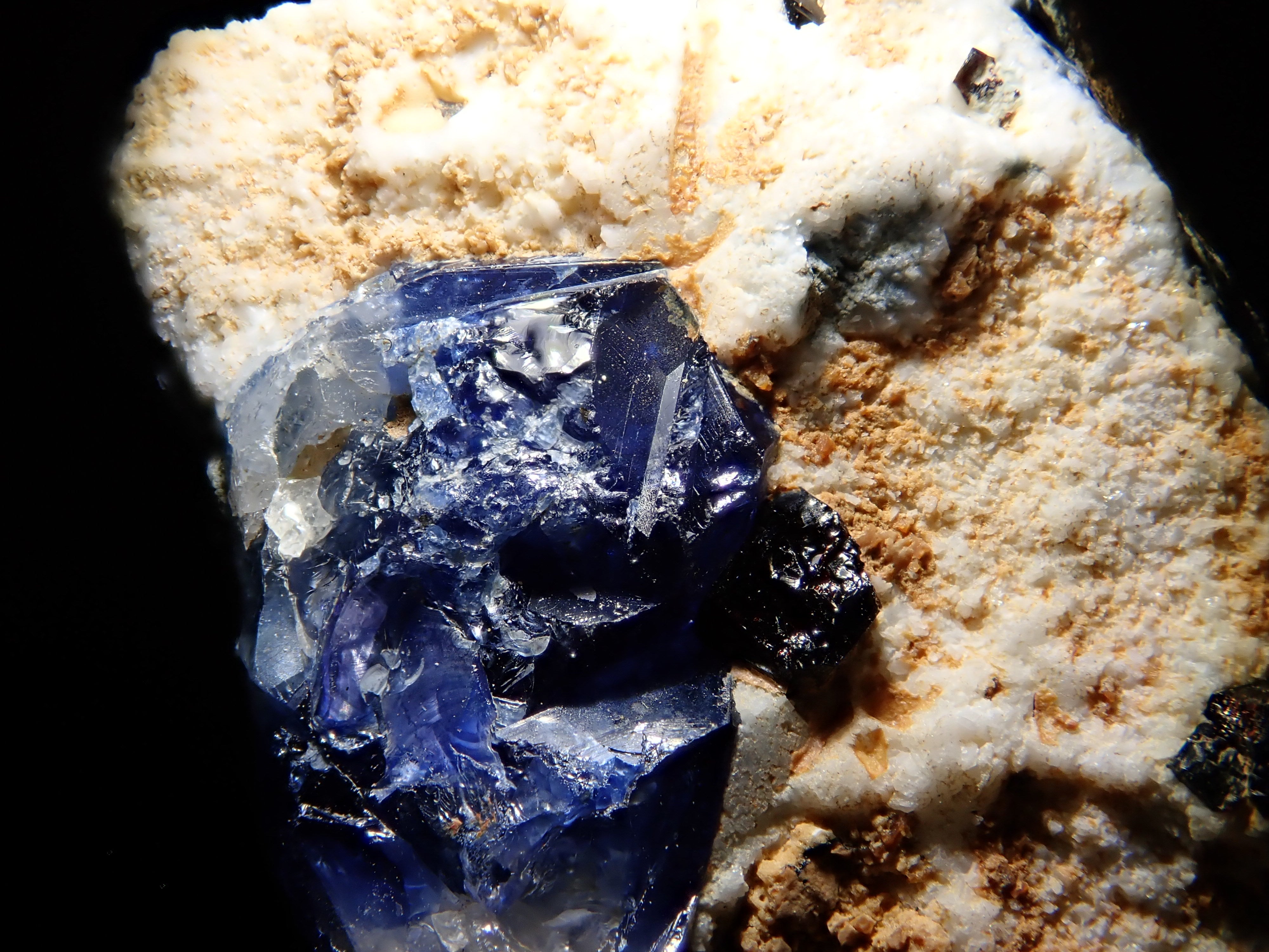 ベニトアイト 127.771ct原石