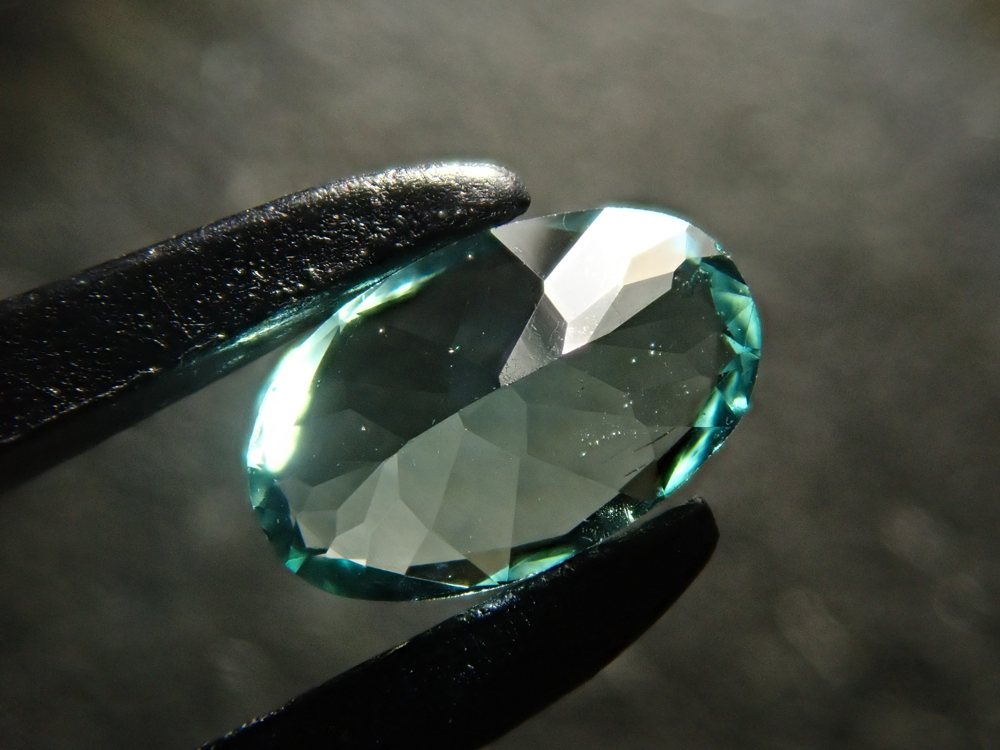 アフガニスタン産シーフォームトルマリン 0.253ctルース