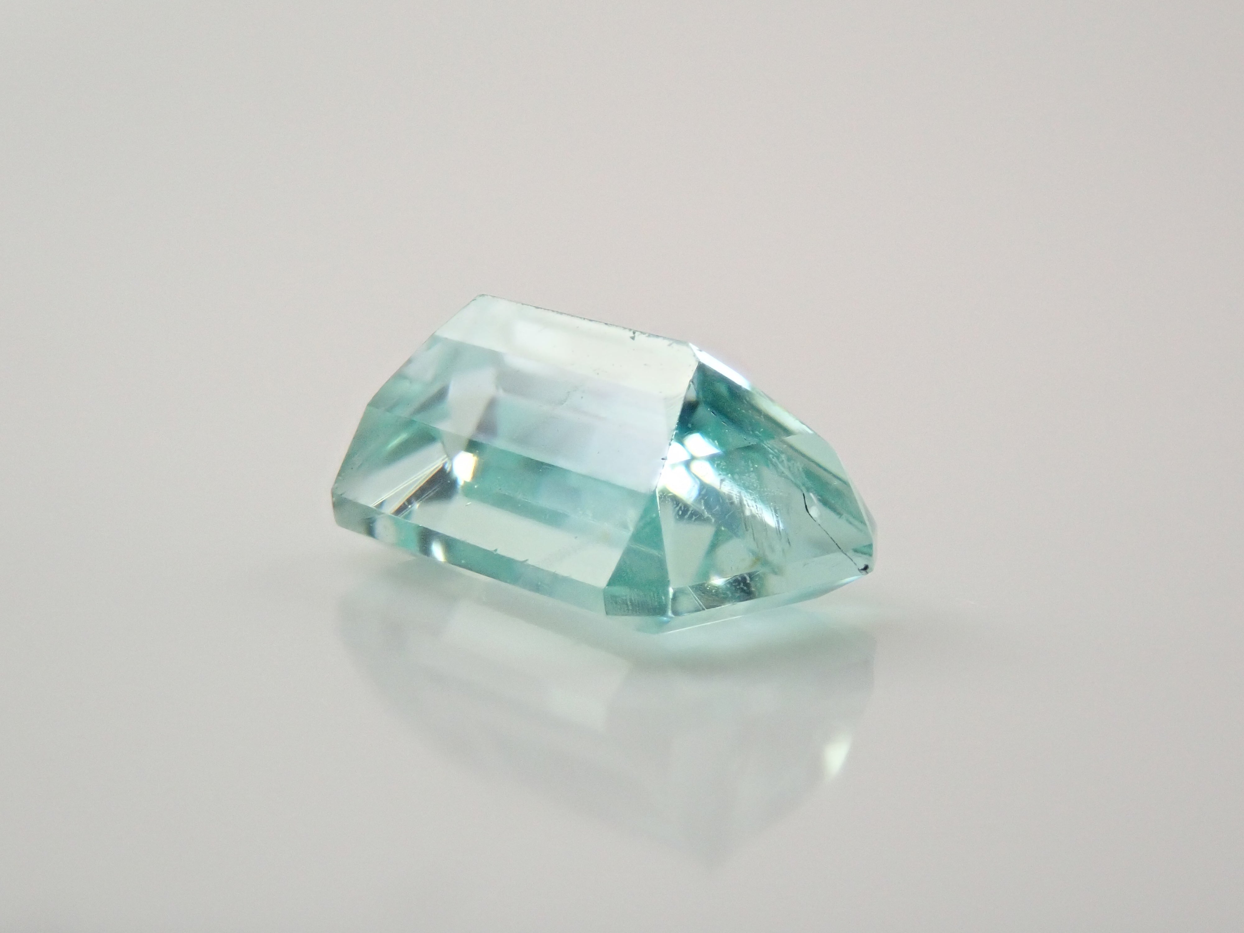 ボリビア産フォスフォフィライト 0.921ctルース