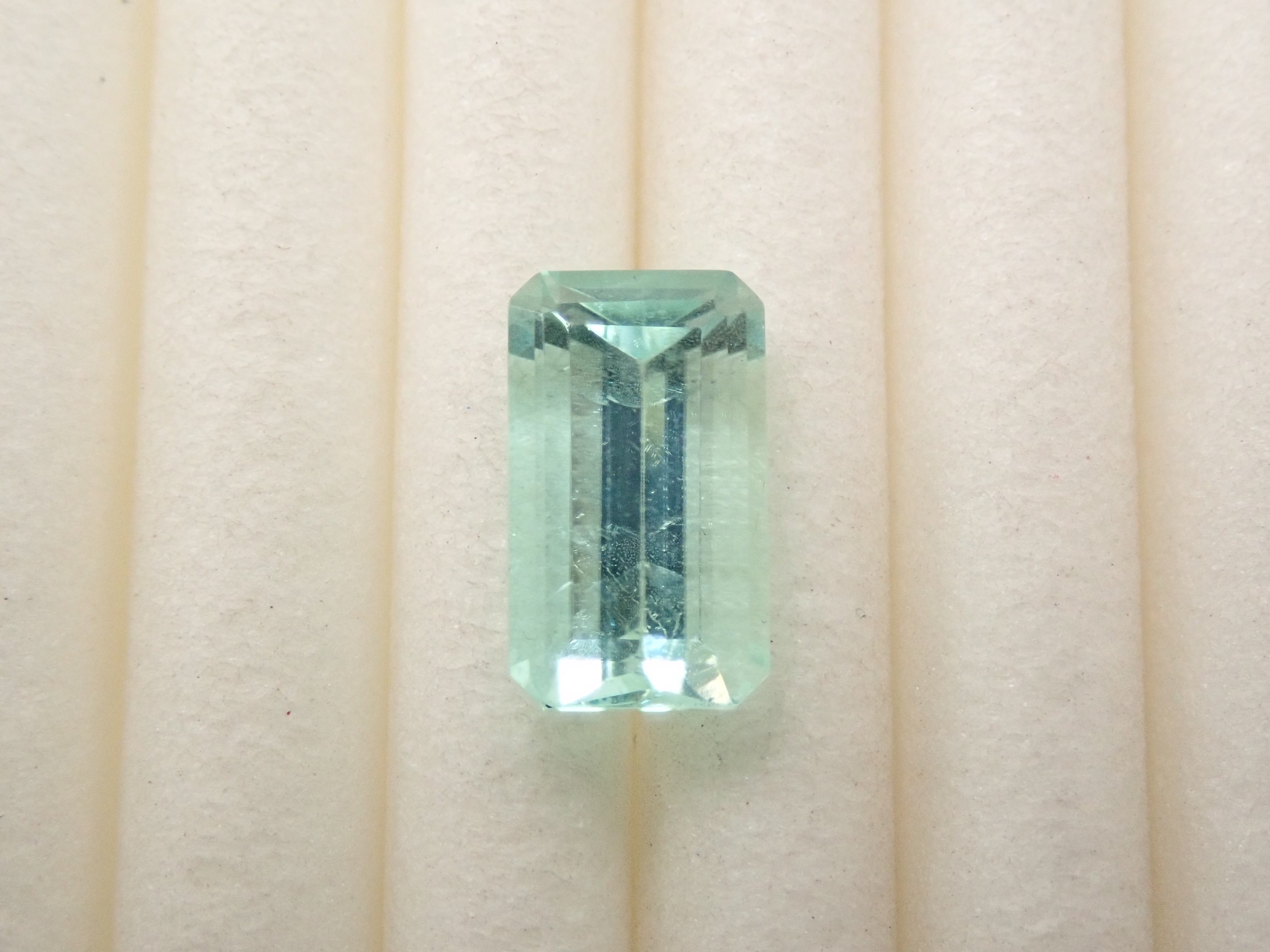 ボリビア産フォスフォフィライト 0.921ctルース