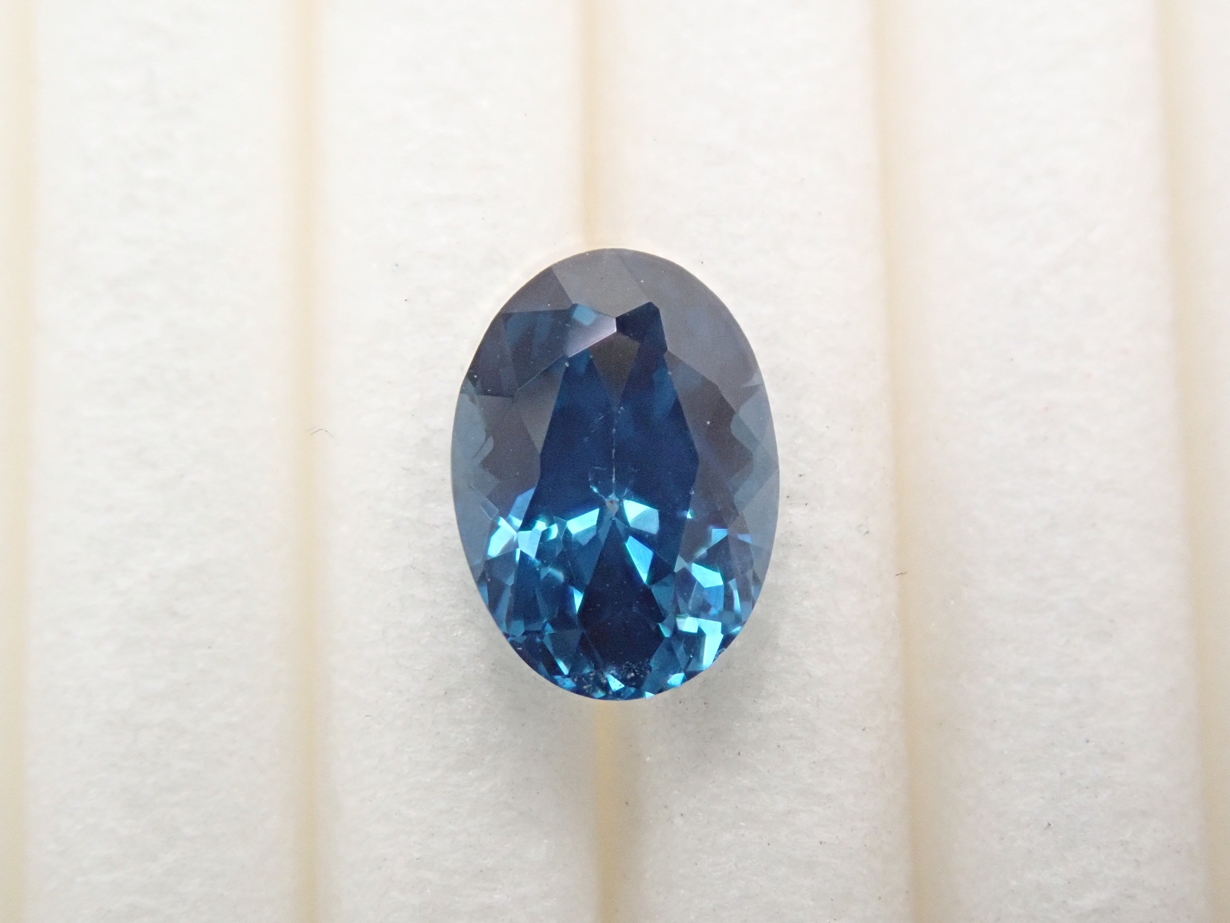 スリランカ産コバルトスピネル 0.676ctルース 日独鑑