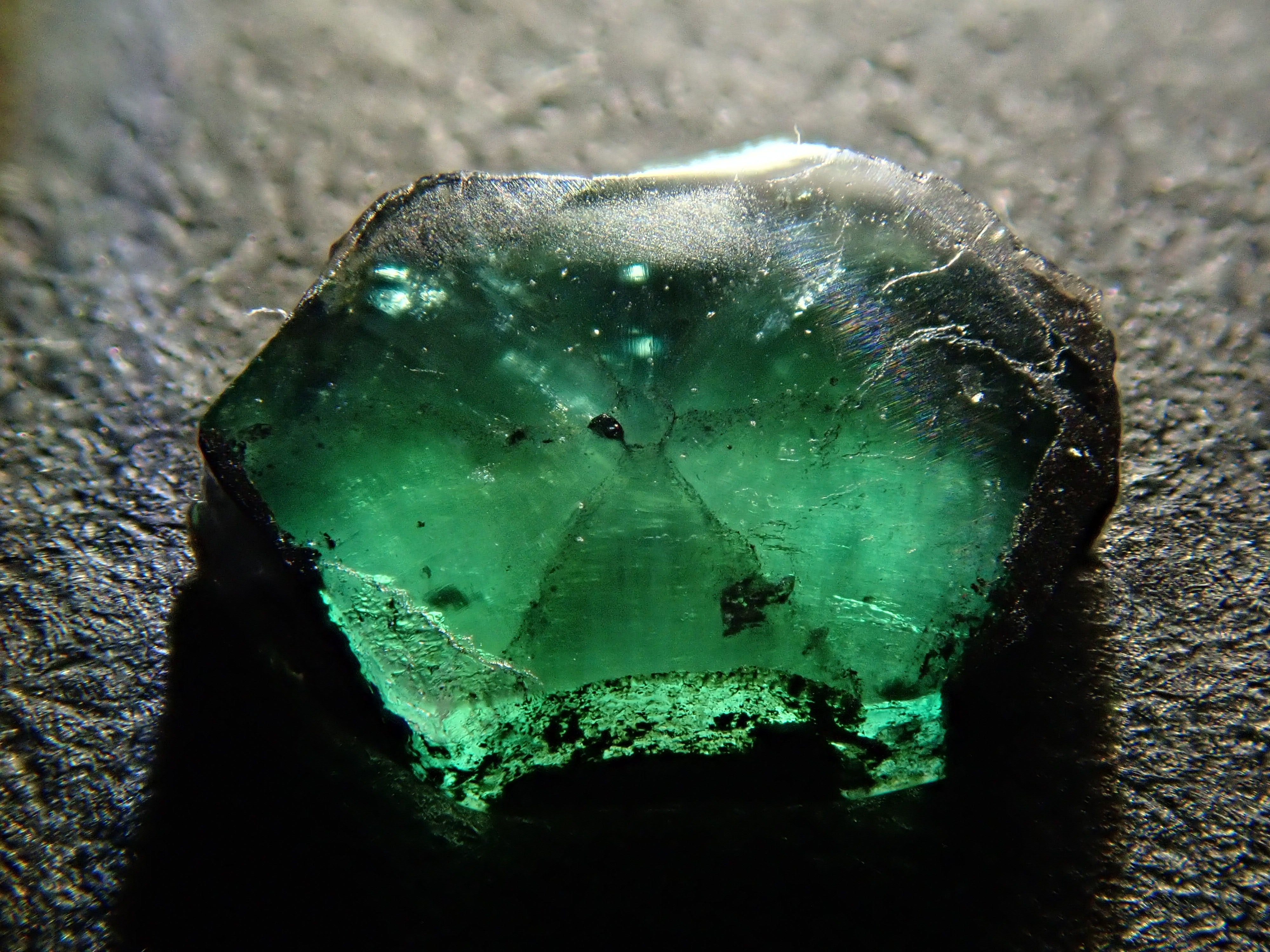 コロンビア産トラピッチェエメラルド 0.372ctルース