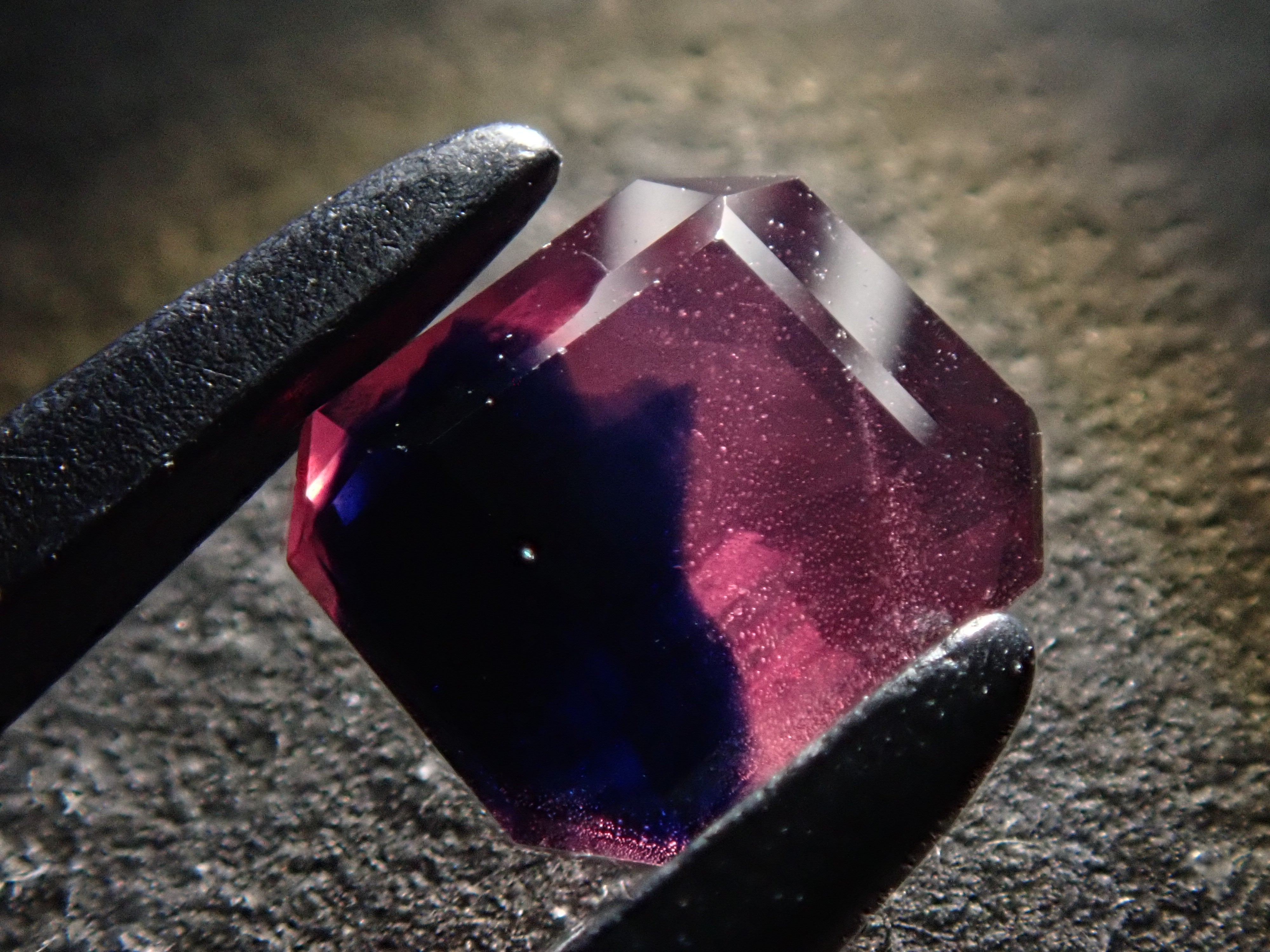 タンザニア・ウィンザー産バイカラーサファイア 1.030ctルース