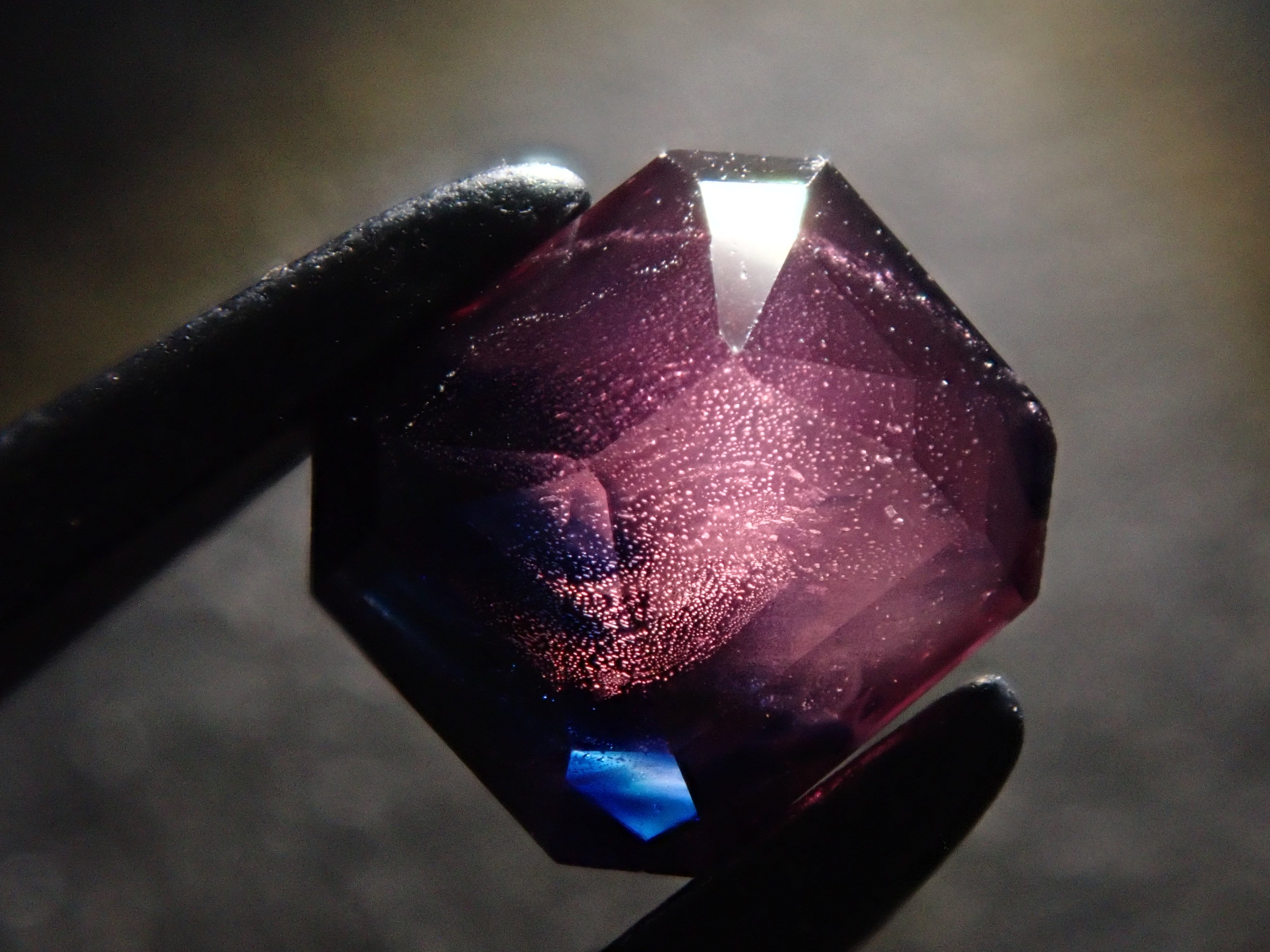 タンザニア・ウィンザー産バイカラーサファイア 1.030ctルース