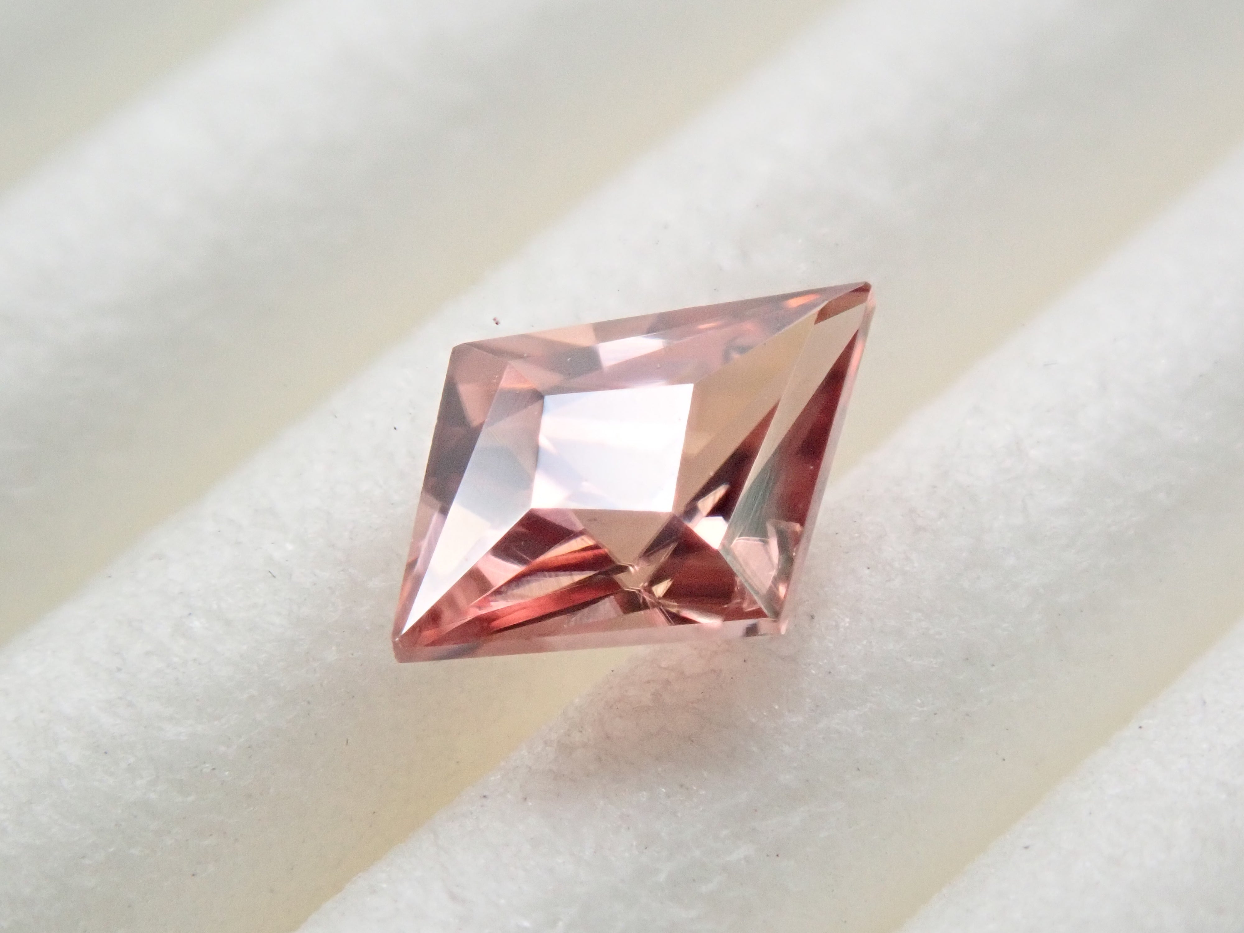 カンボジア産ピンクジルコン 0.508ctルース