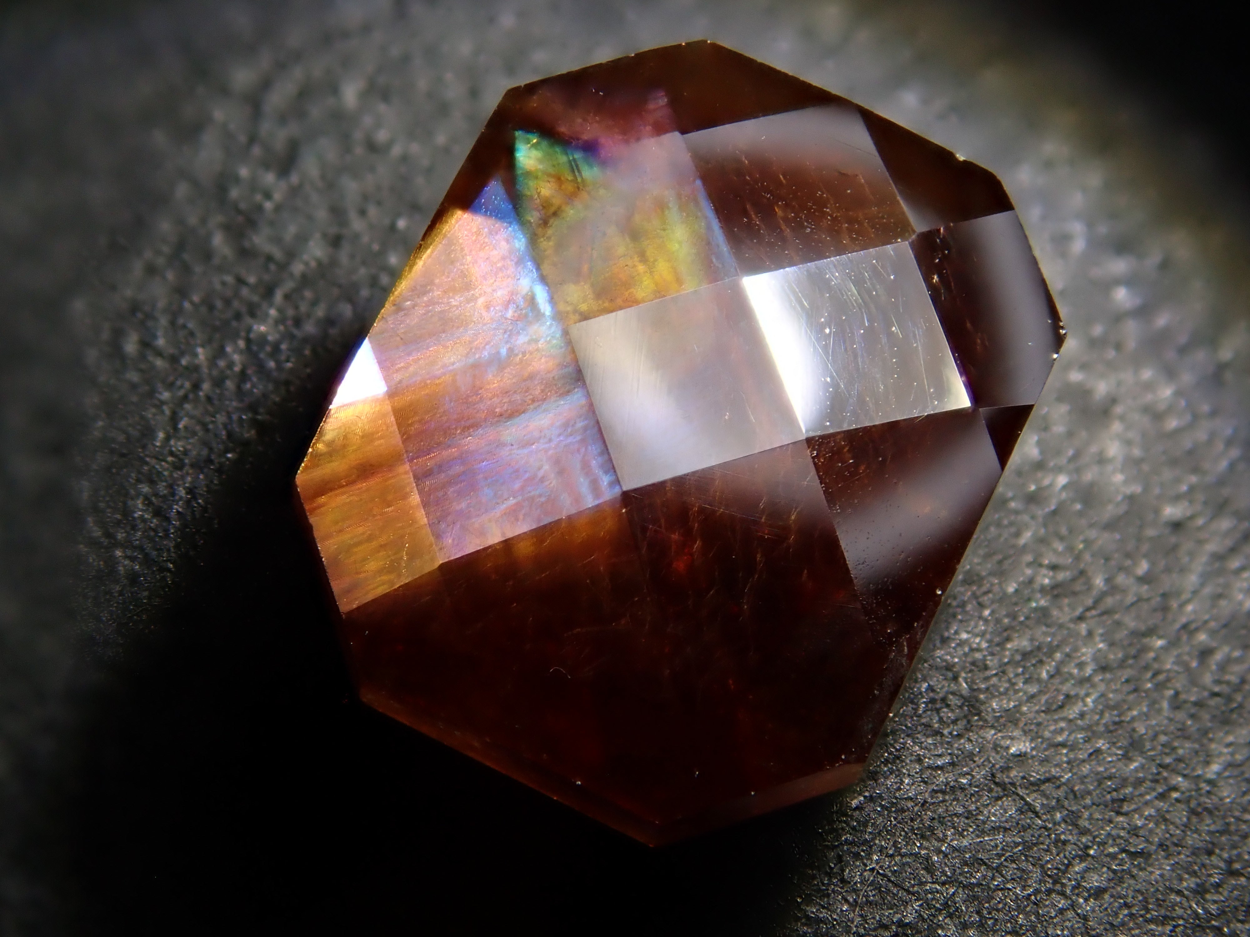 奈良県天川村産レインボーガーネット（アンドラダイトガーネット