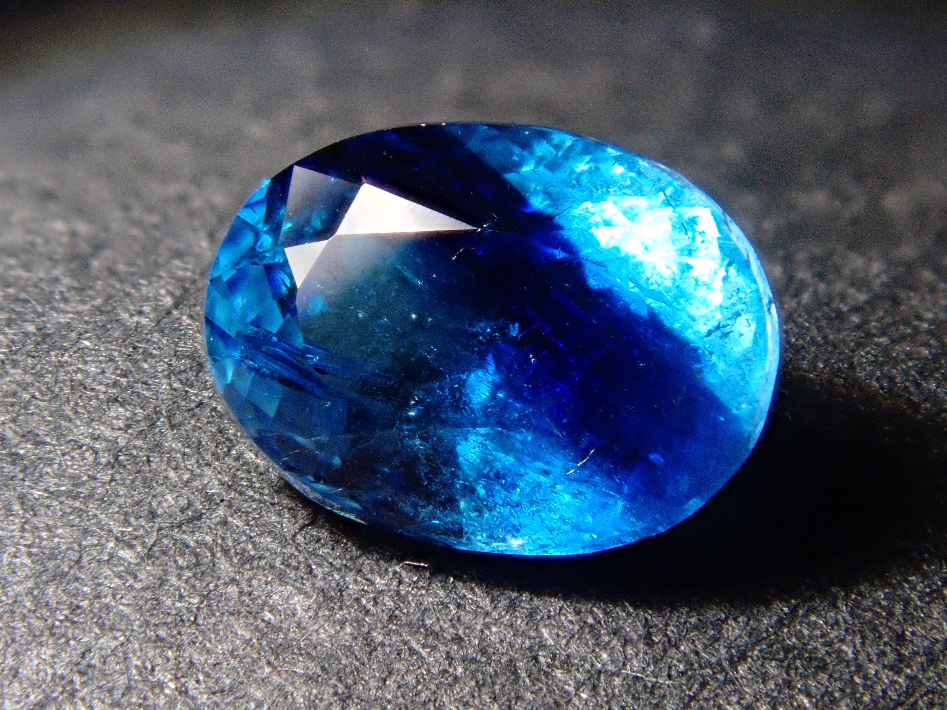 ジンバブエ産バイカラーユークレース 0.654ctルース