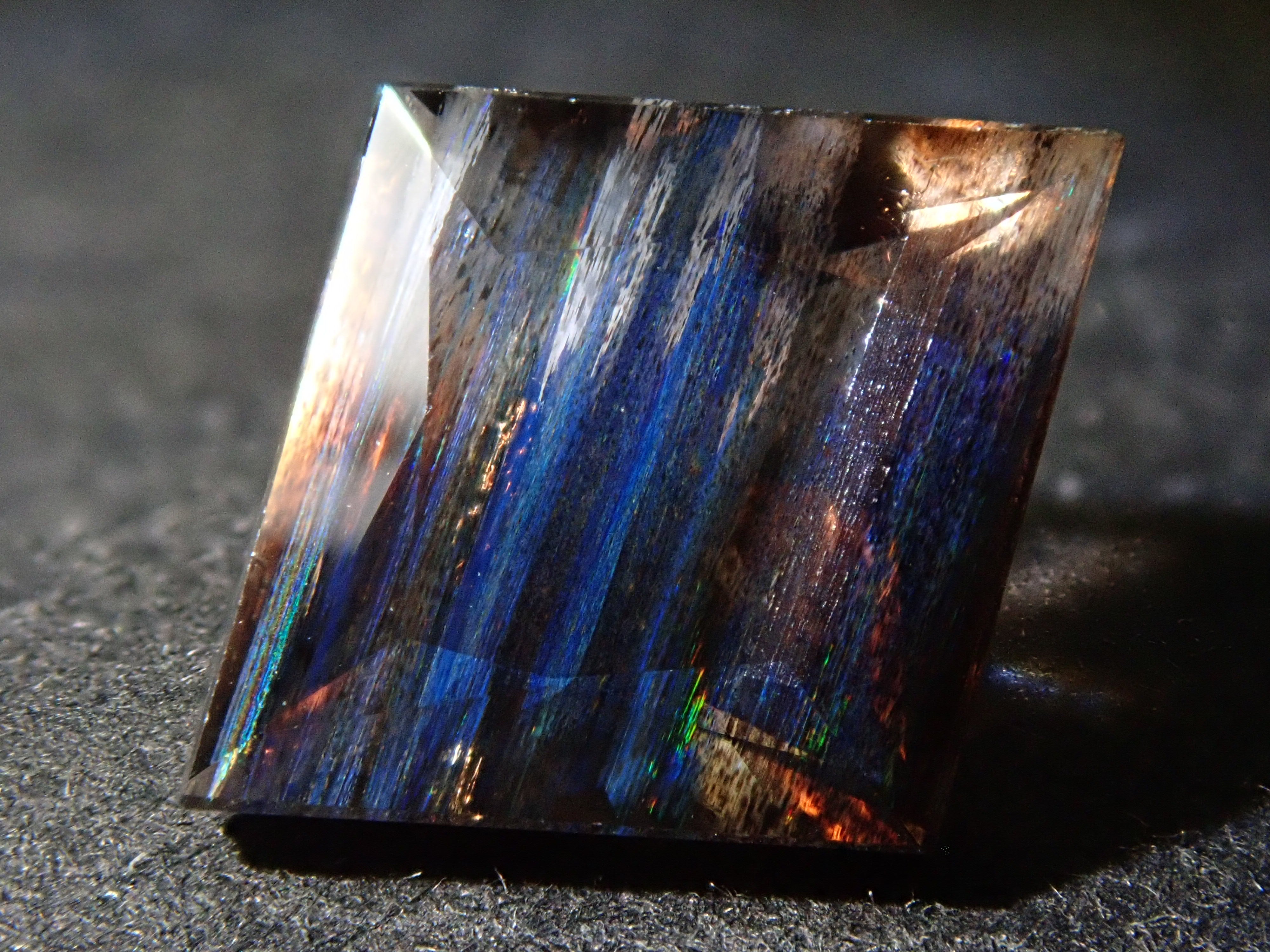 レインボースキャポライト 1.980ctルース