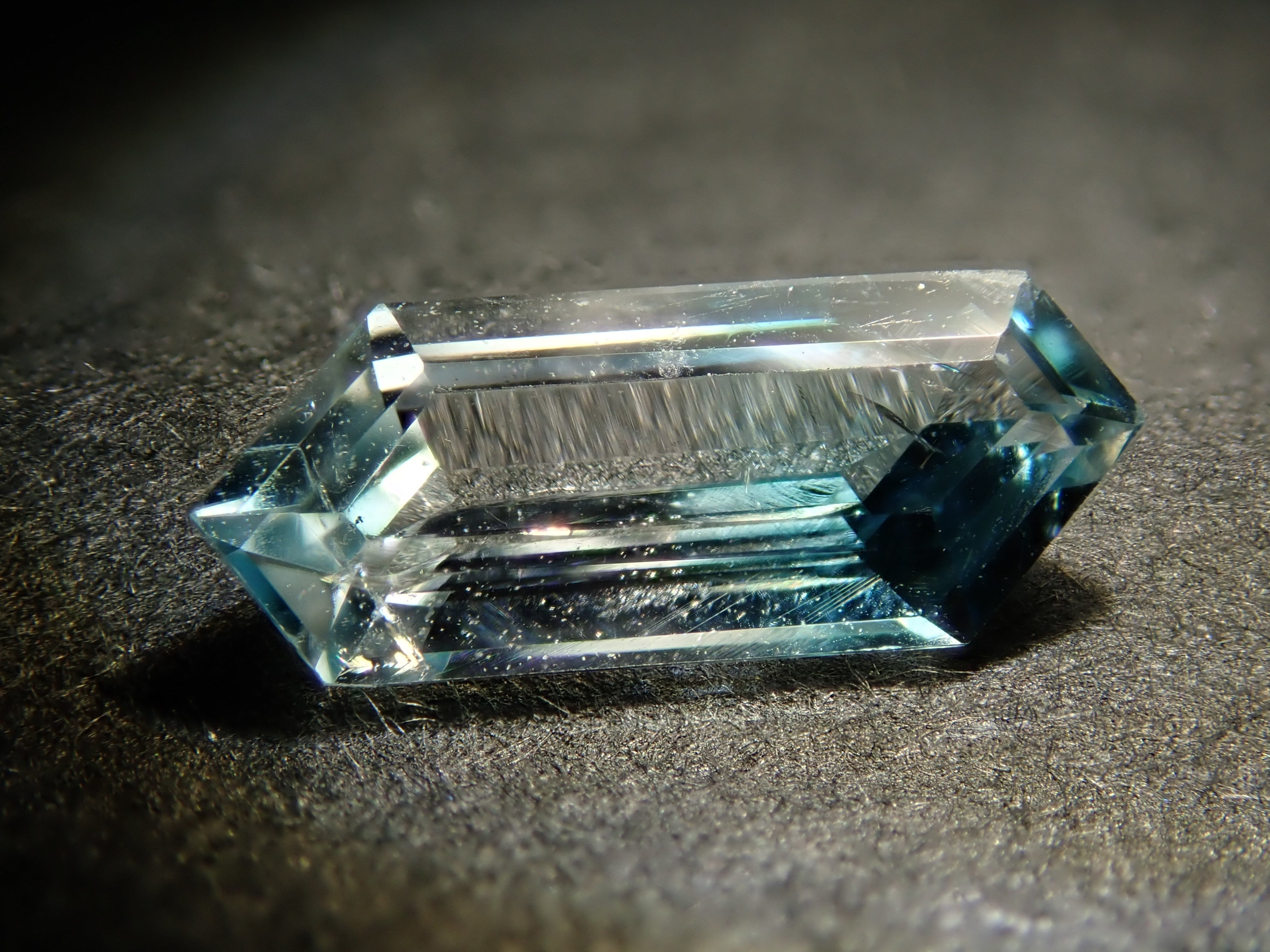 ジンバブエ産バイカラーユークレース 0.503ctルース 日独鑑【宝石図鑑