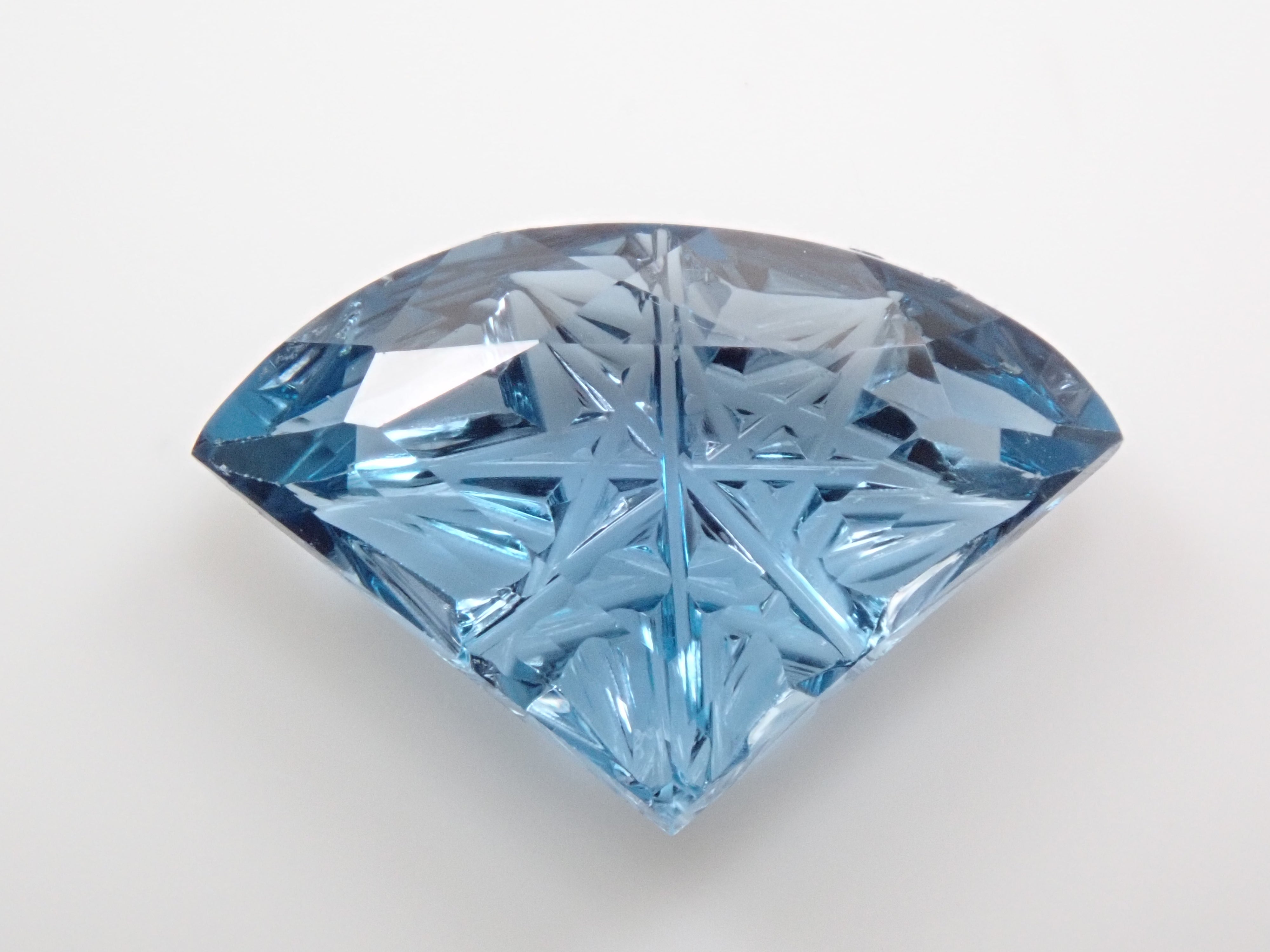 甲州貴石切子plusthree】ブラジル産ロンドンブルートパーズ 2.461ctルース