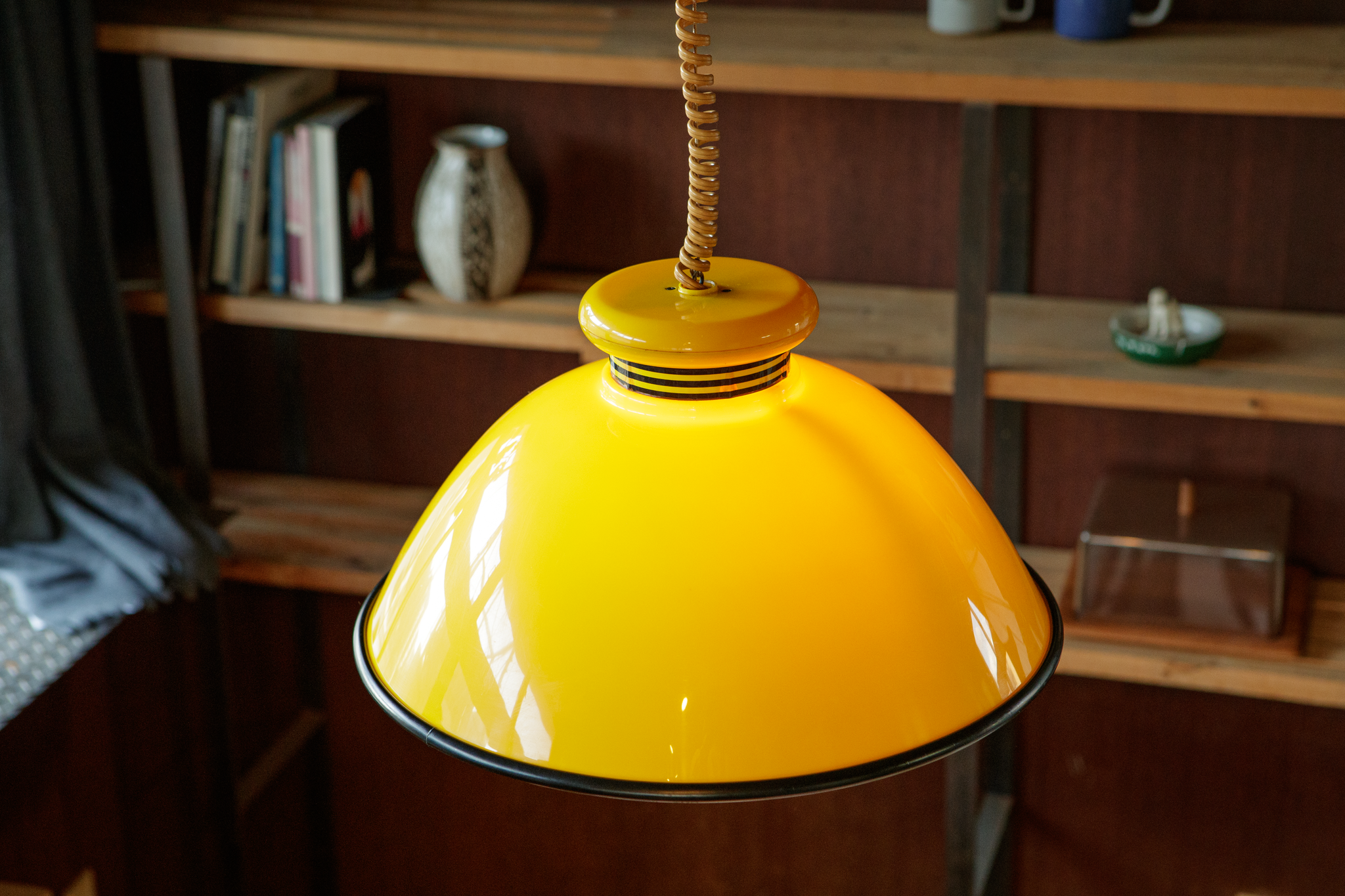 昭和レトロ ペンダントライト 黄色いシェード 大きめの照明です。 昭和