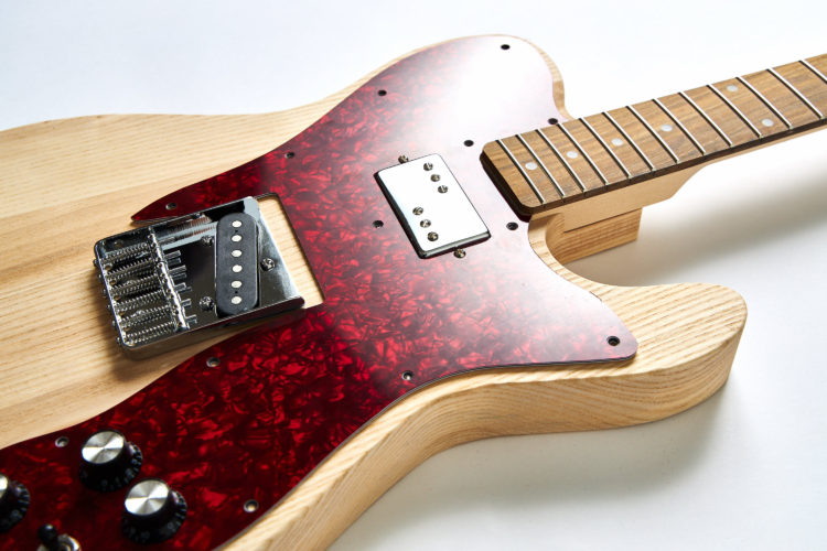 テレキャスターカスタム(ホワイトアッシュボディ×ローズ指板)赤べっ