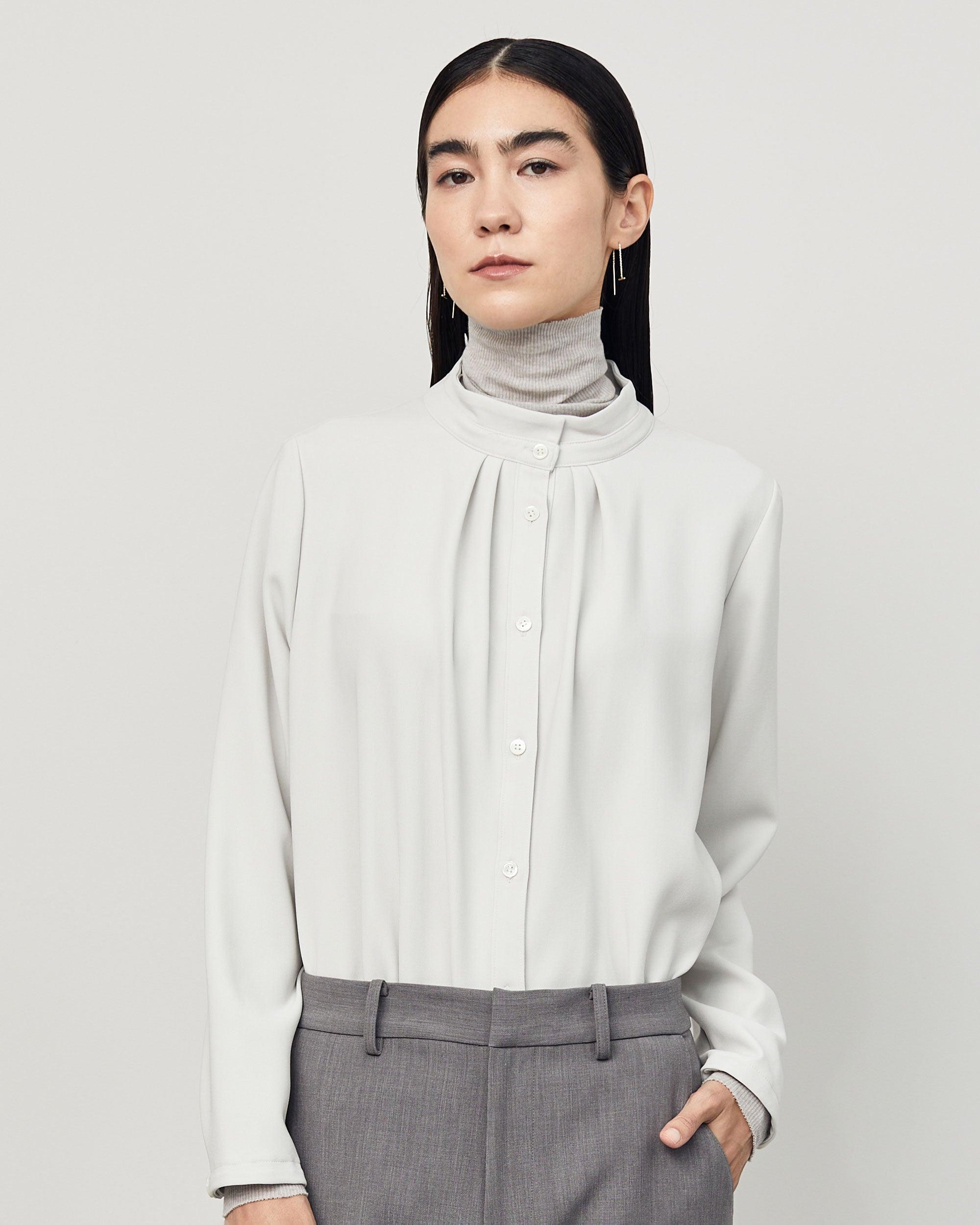 スタンドカラータックブラウス - SOÉJU online store｜上質な大人の