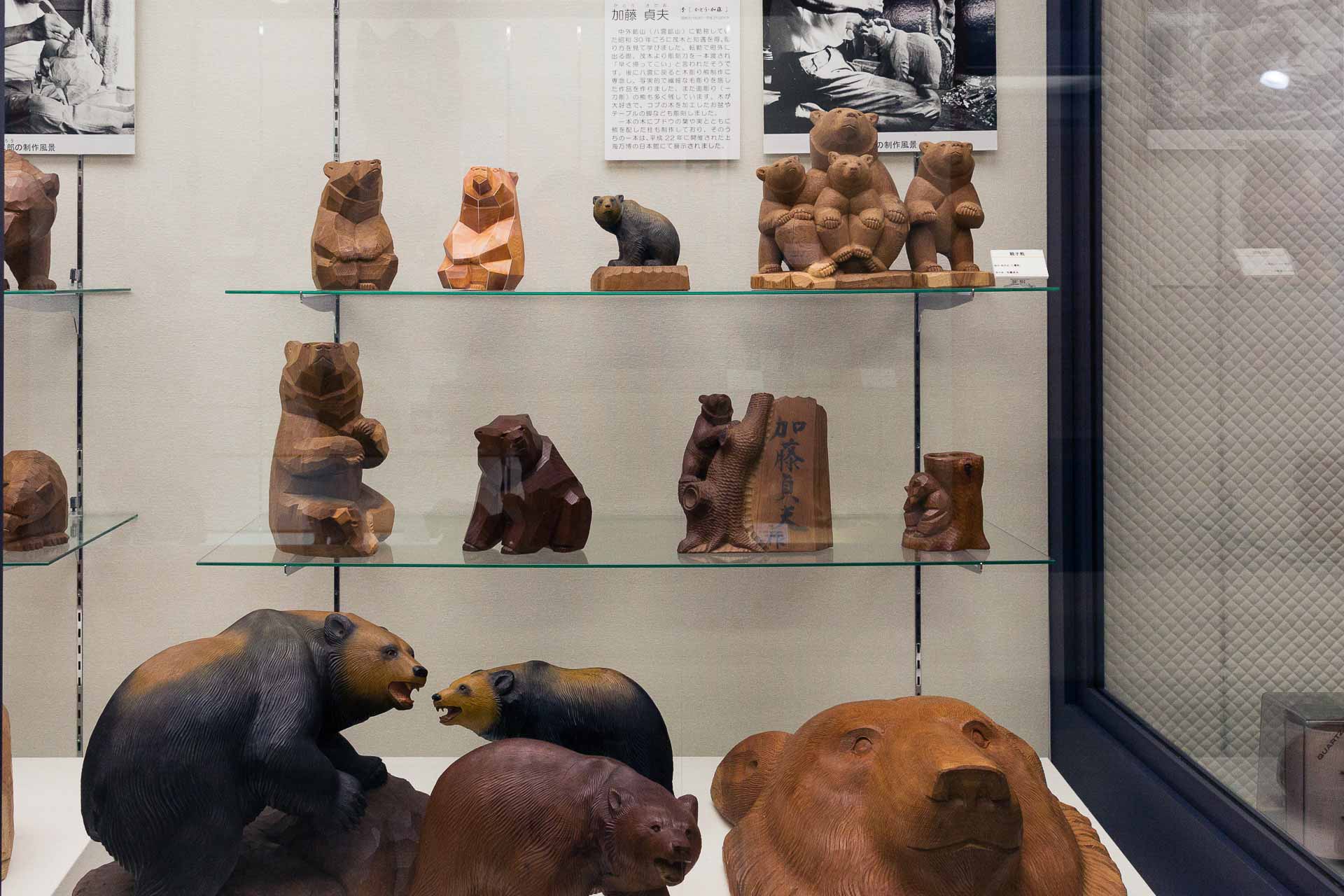 木彫りの熊」はいつ鮭をくわえたのか？意味と歴史を追って北海道へ