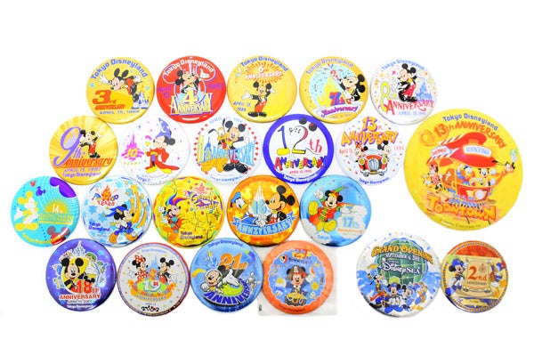 東京ディズニーリゾート(ランド＆シー)のアニバーサリー缶バッチ各種