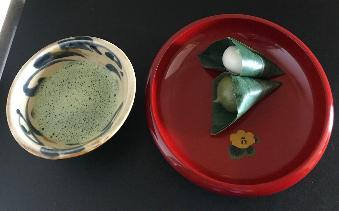 琉球漆器・朱漆にゆうなの花菓子器と壺屋焼の茶碗で一服 | 藤姫の着物日記