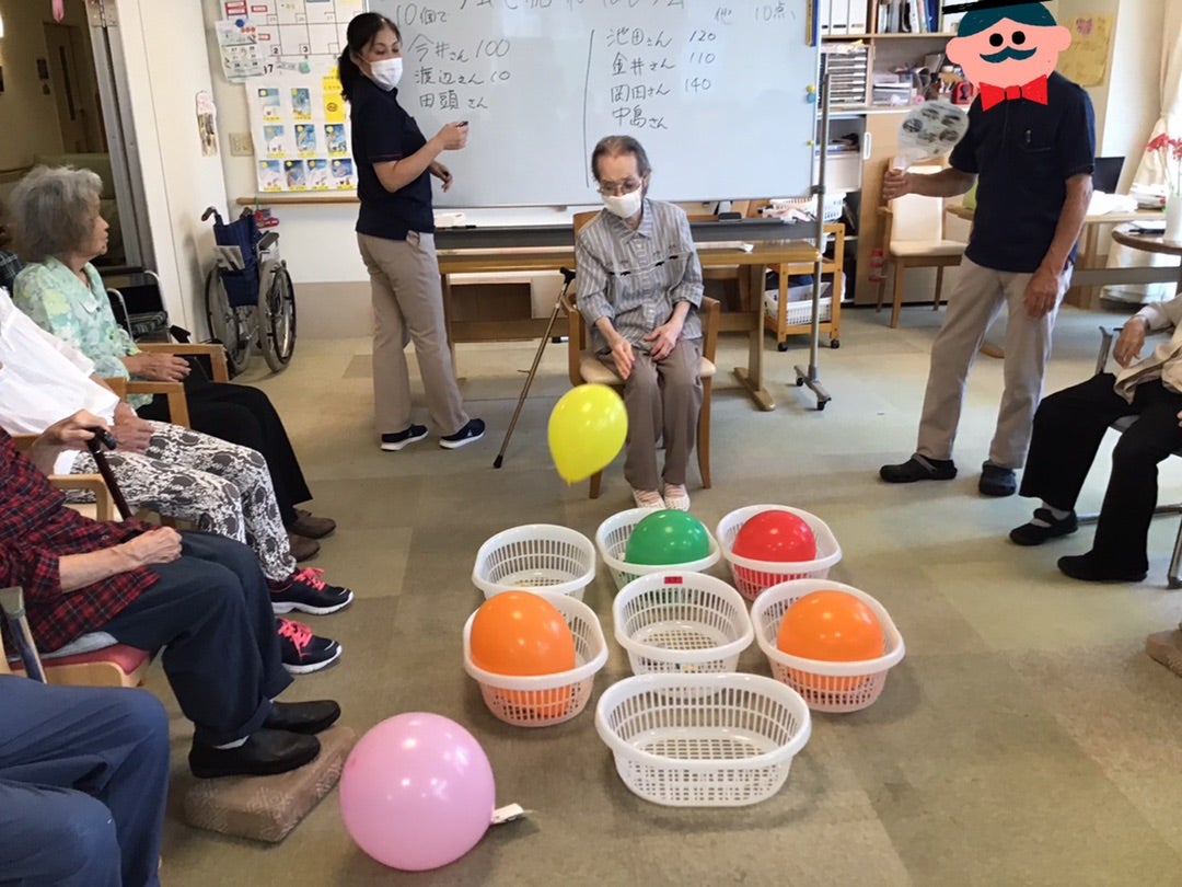 お手玉10個で風船飛ばしゲーム | ハートランド舞子台デイサービス