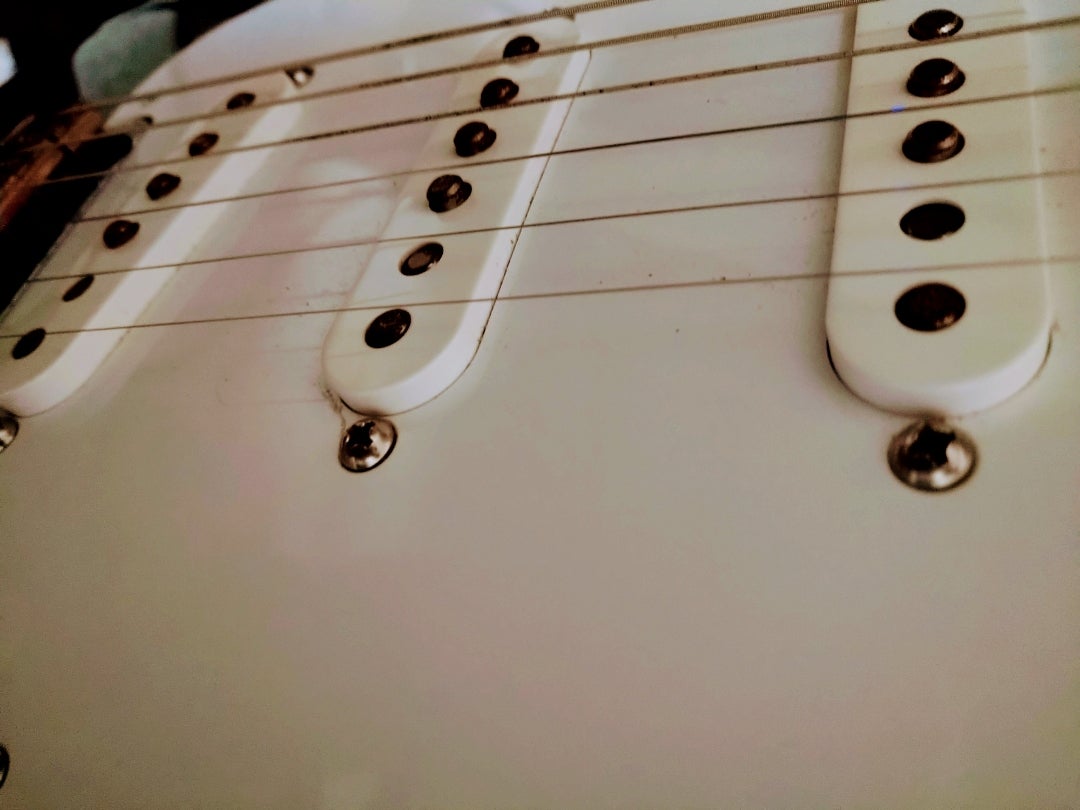 シングルコイルピックアップ(スタッガード)の高さ調整は3弦を基準に