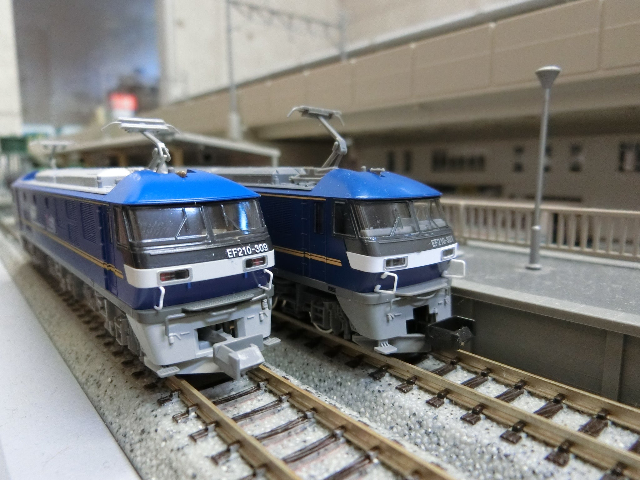 KATOとTOMIXのEF210ー300番台を比較すると