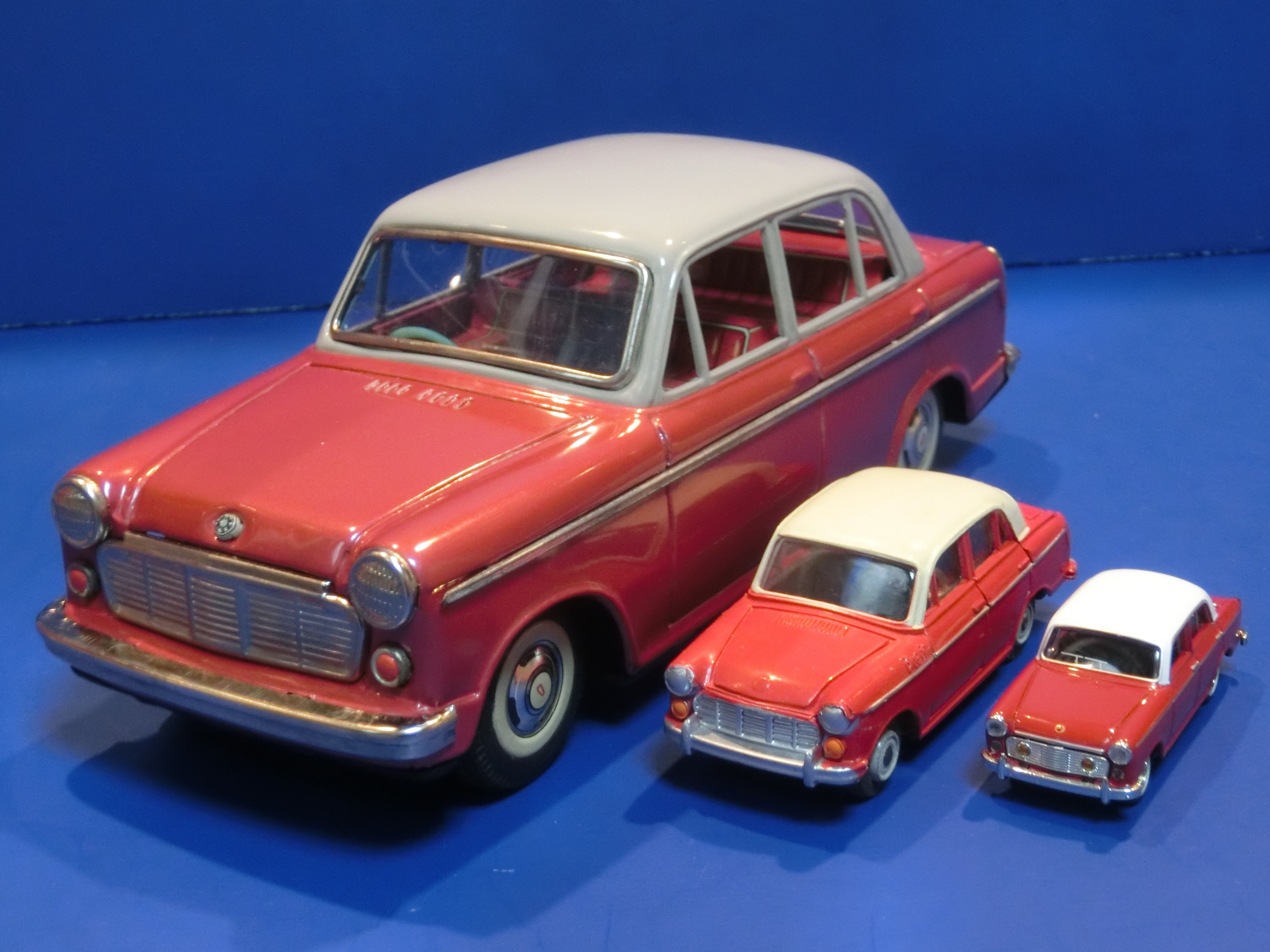 萬代屋【ダットサン セダン1000赤】ブリキtin toy car自動車【箱無