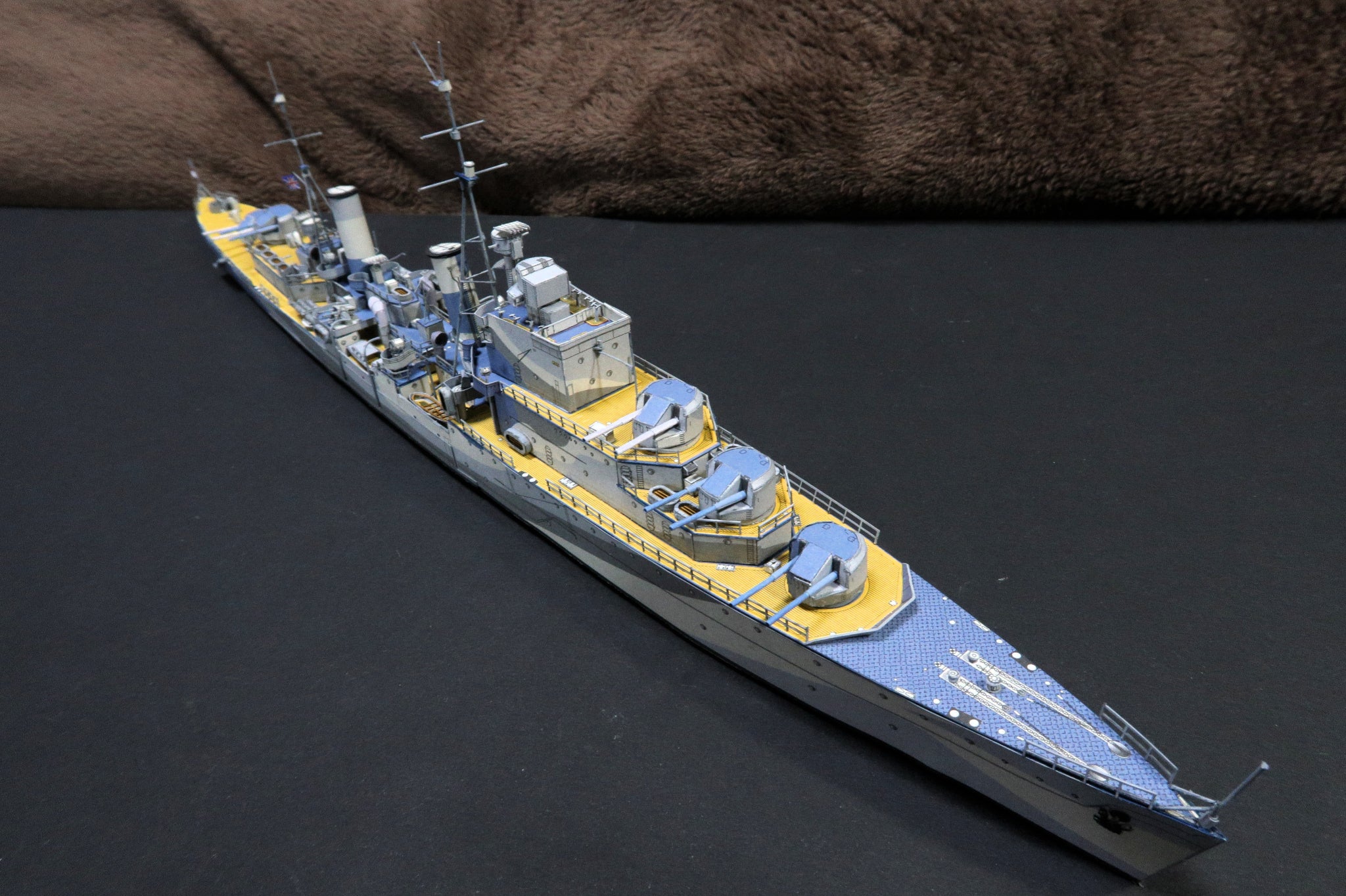 イギリス海軍 軽巡洋艦シリアス (1:400) ペーパークラフト | ladder-23