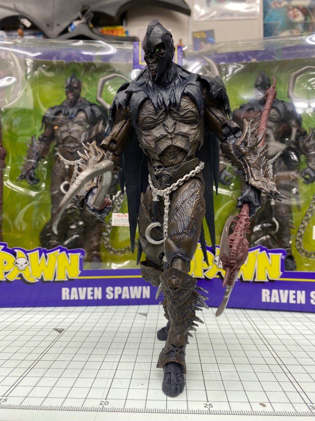 仄暗い路地裏に舞う - McFarlane Toys Raven Spawn - | トイ＆コミック