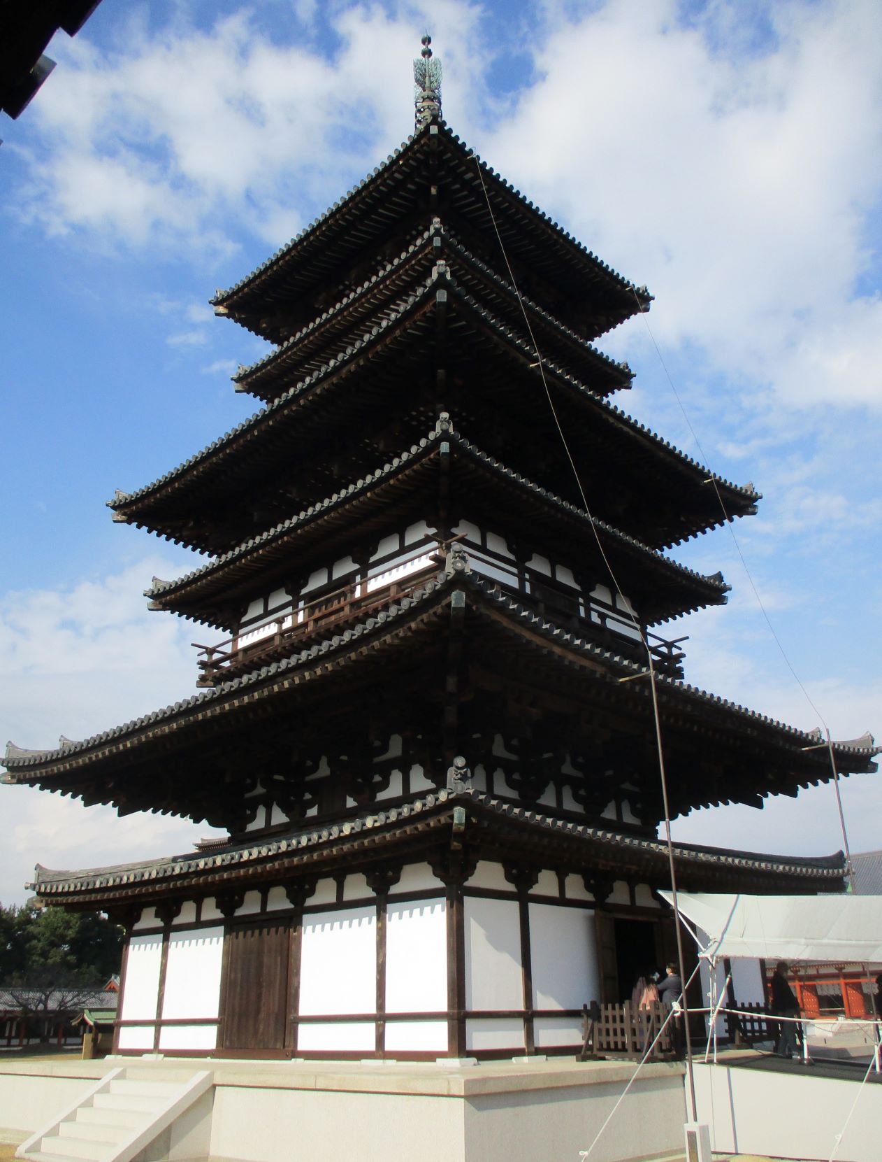 ゆく秋の 大和の国の 薬師寺の 塔の上なる ひとひらの雲