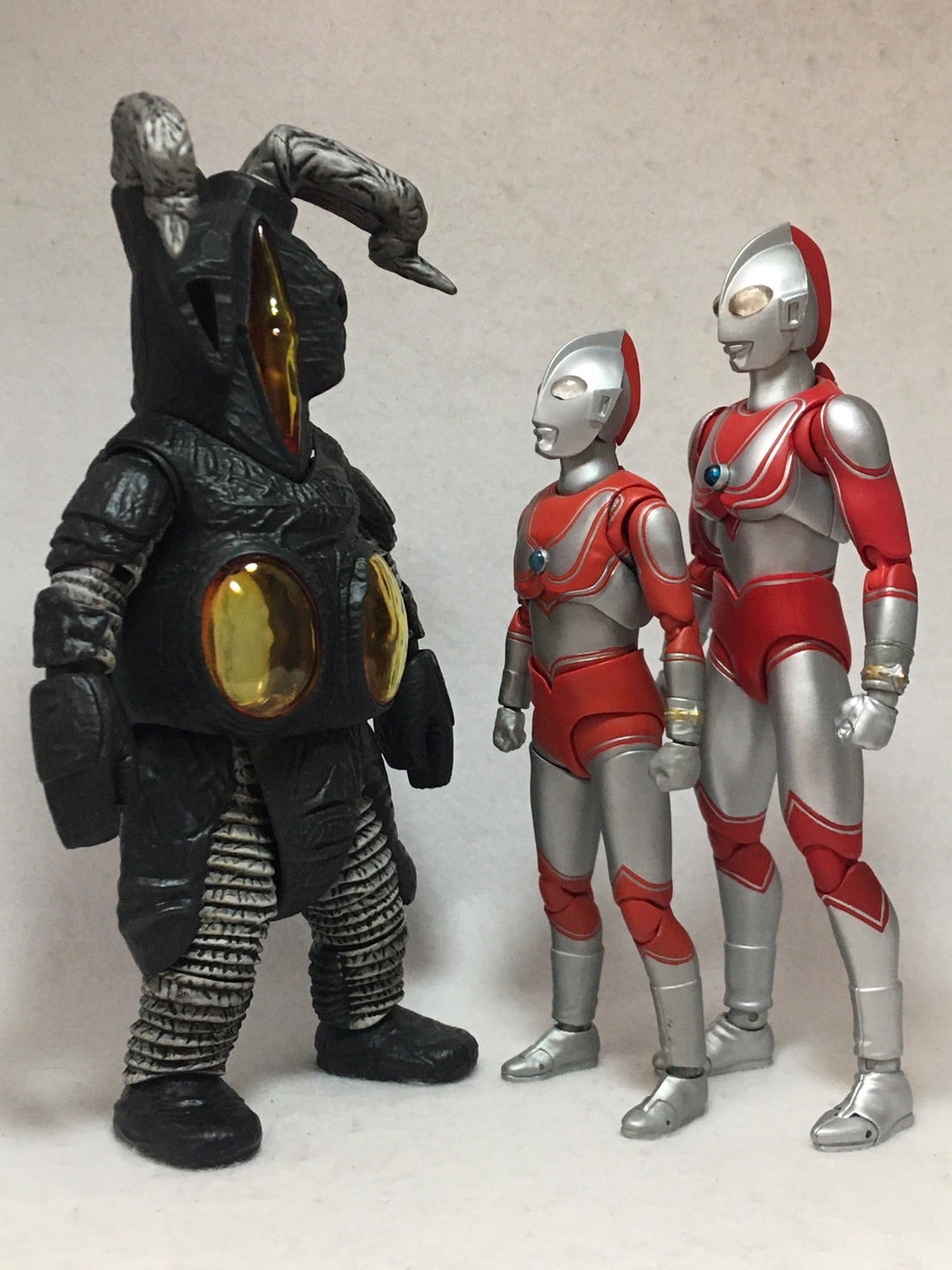 あの『レッドマン』版ゼットンとバット星人が「モンスターアクション