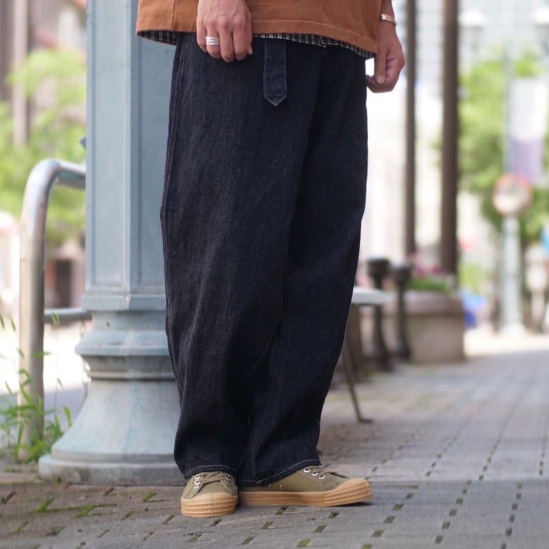 COMOLI デニムベルテッドパンツ | Belluria